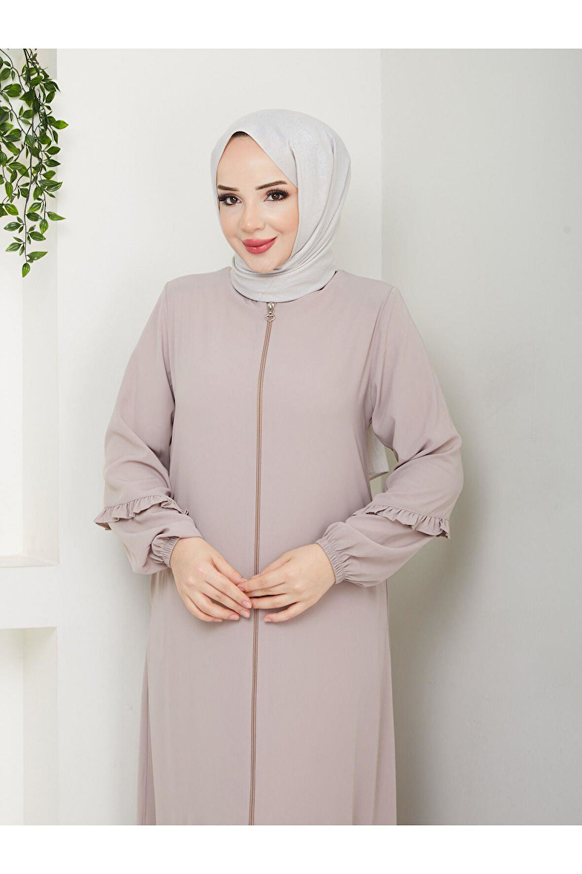 KÖŞELİ BÜZGÜ DETAYLI MEDİNE İPEĞİ FERACE