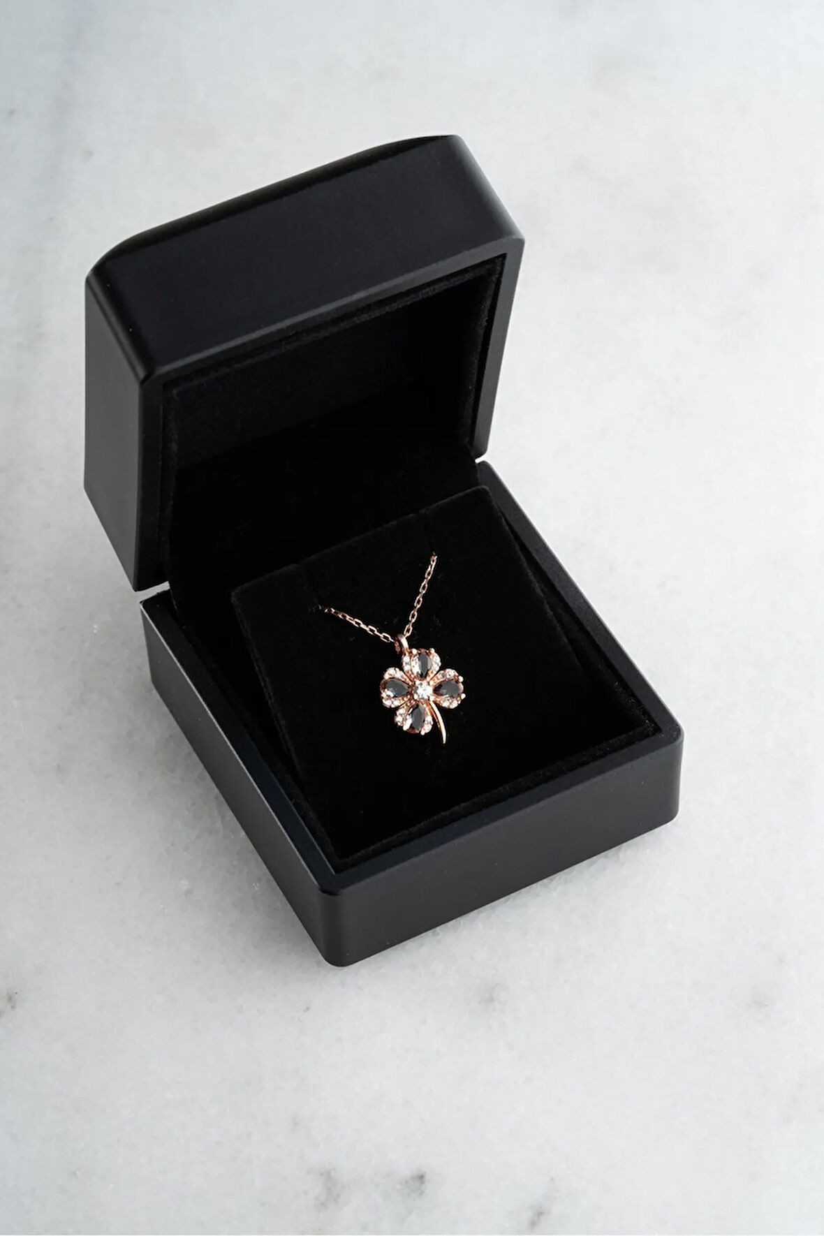 925 Ayar Işıklı Kutuda Gümüş Zultanite Taşlı Dört Yapraklı Şans Yonca Kolye