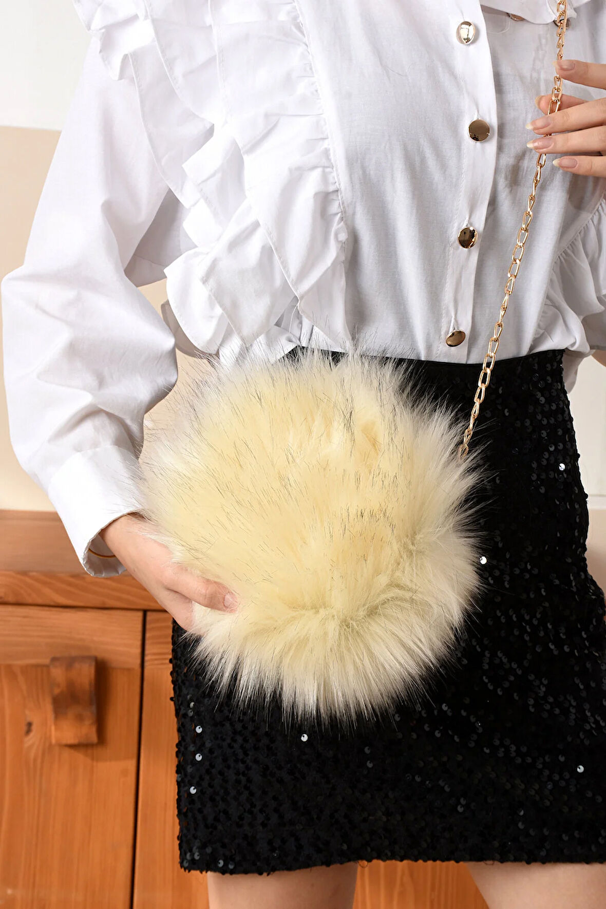 Yumuşak Dokunuş: Şık Tüylü Çanta Çapraz Askılı Zincirli Çanta