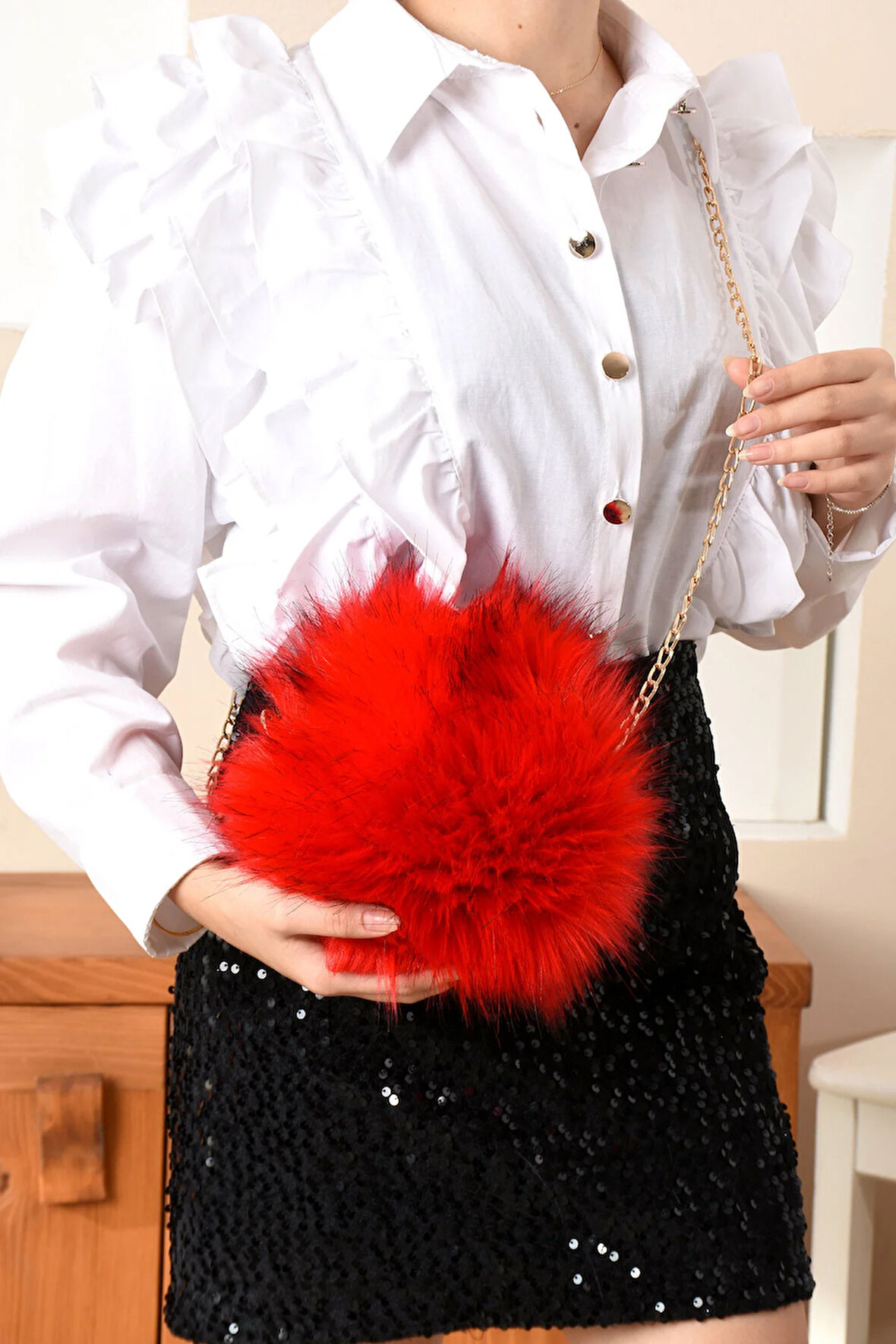 Yumuşak Dokunuş: Şık Tüylü Çanta Çapraz Askılı Zincirli Çanta