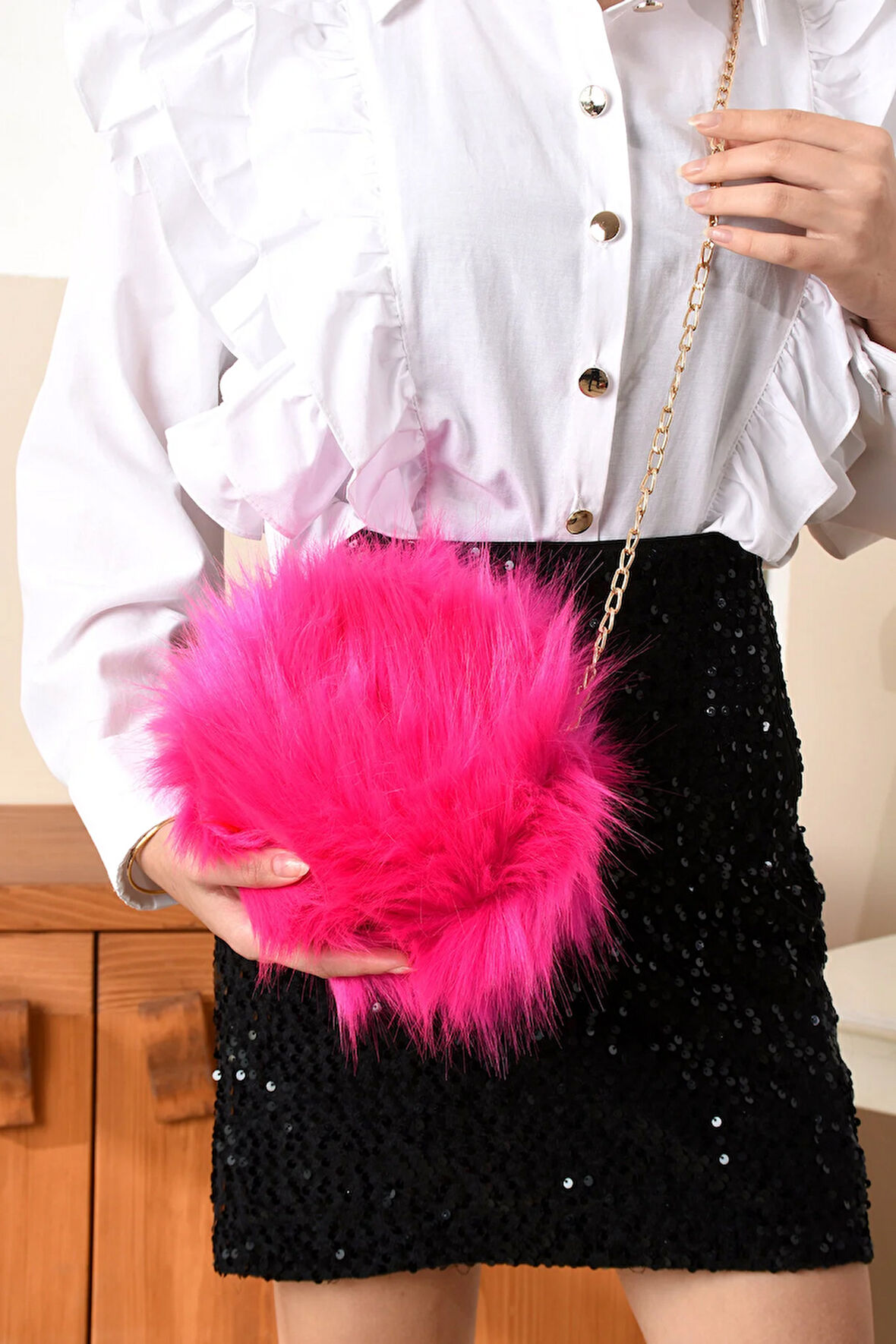 Yumuşak Dokunuş: Şık Tüylü Çanta Çapraz Askılı Zincirli Çanta