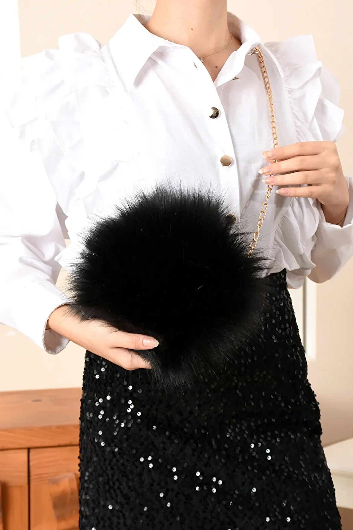 Yumuşak Dokunuş: Şık Tüylü Çanta Çapraz Askılı Zincirli Çanta