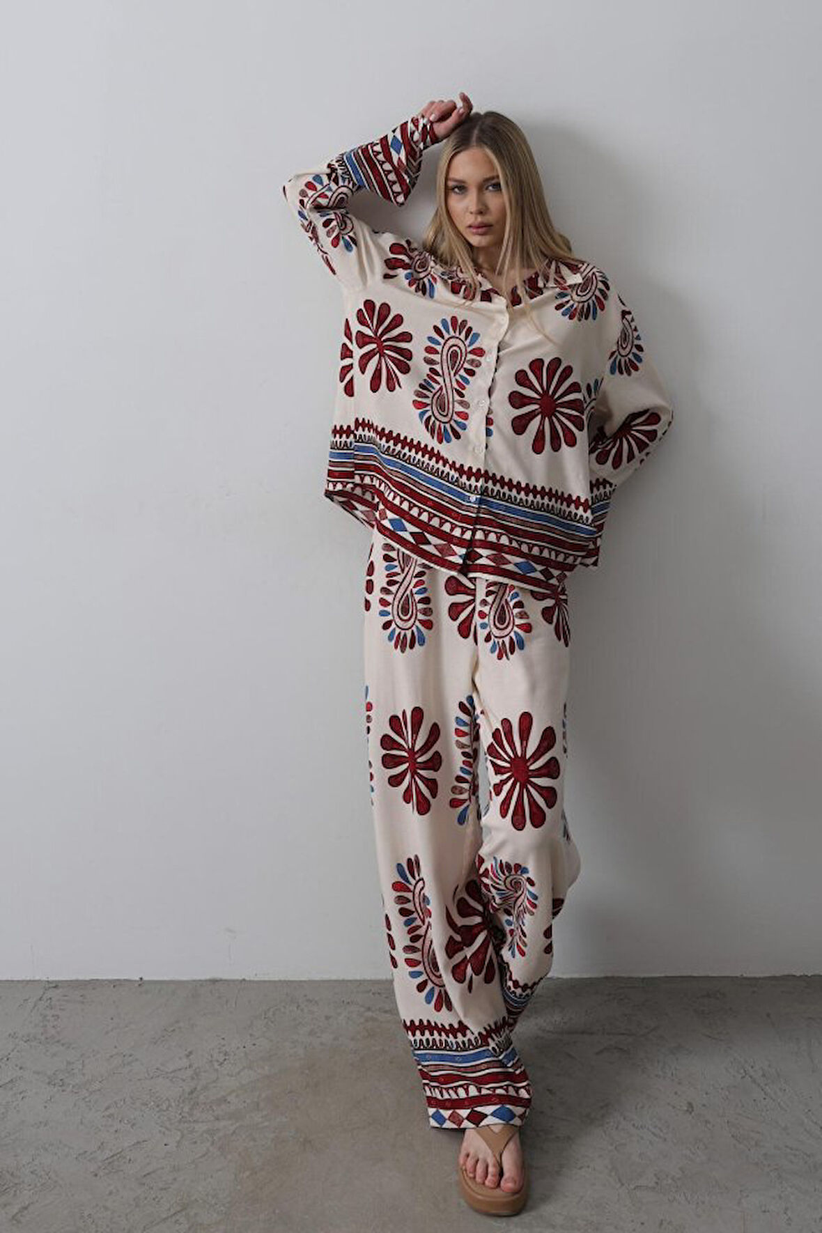 Desenli Kolları Volanlı Pantolon Takım - Kırmızı