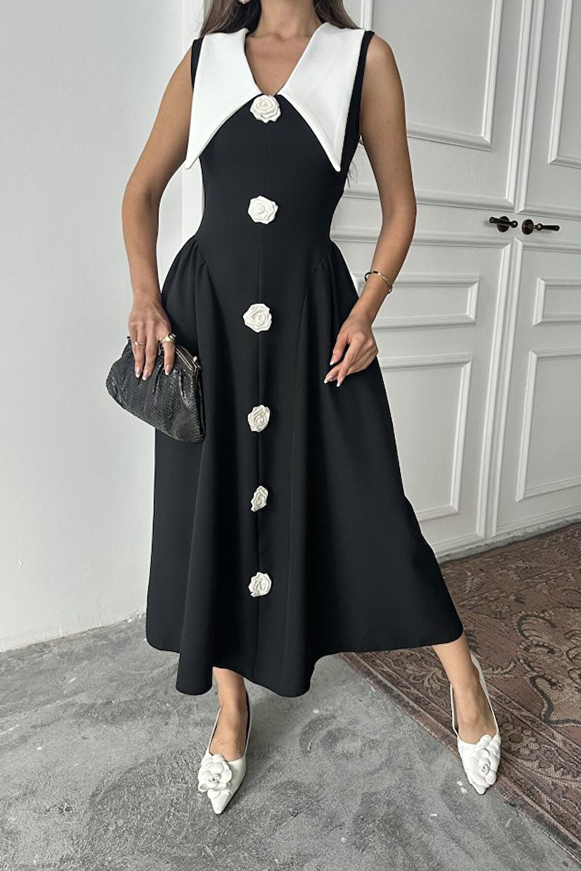 Siyah Gül Detaylı Atlas Elbise