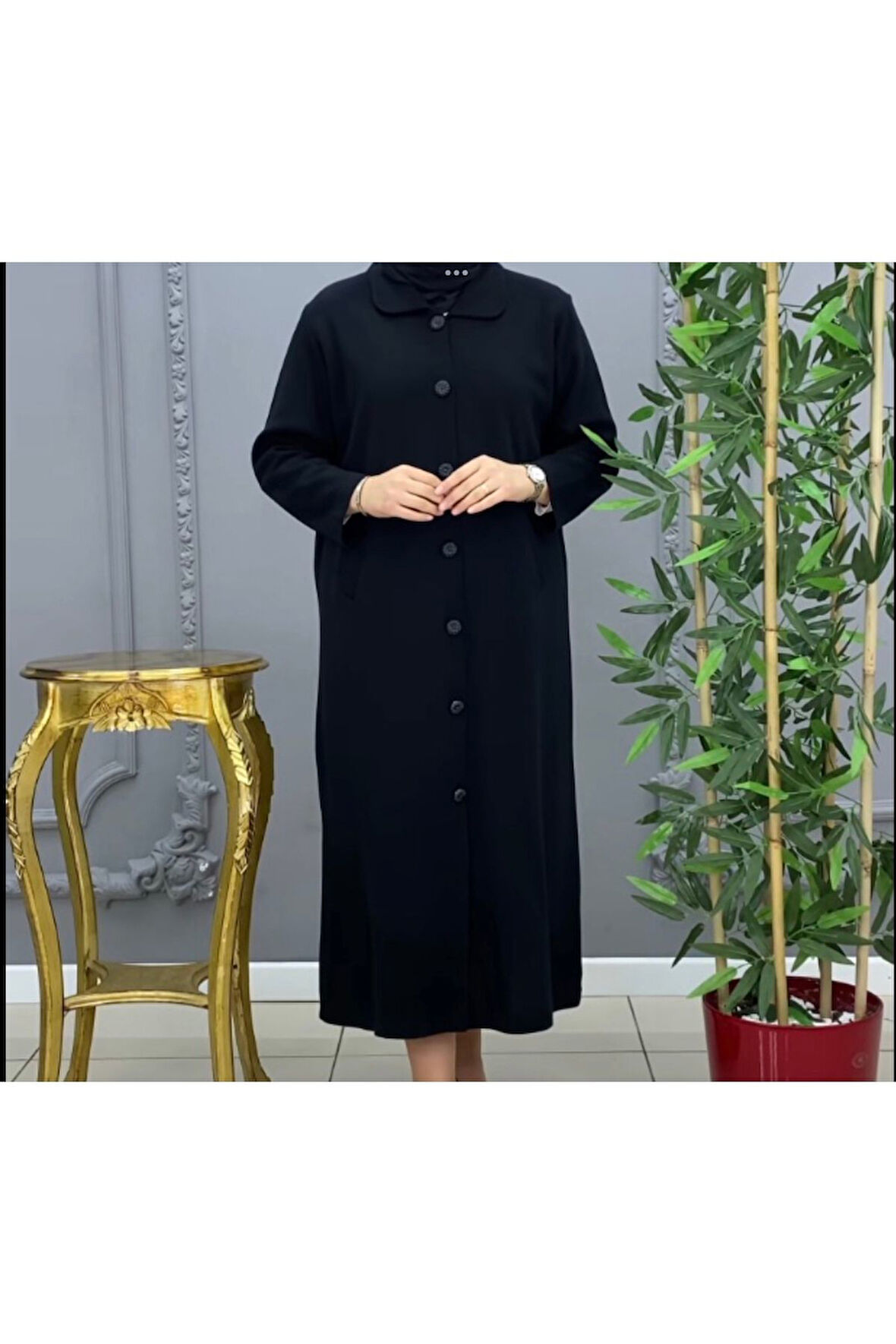 ÇELİK ÖRGÜ ÖNÜ DÜĞMELİ YAKA VE KOLAĞZI KÜRKLÜ UZUN TRİKO HIRKA