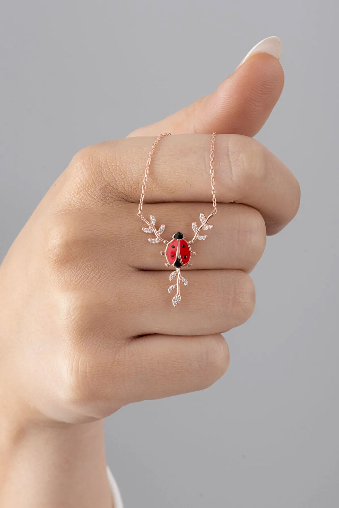 925 Ayar Gümüş Defne Dalı Kırmızı Mineli Uğur Böceği Kadın Kolye