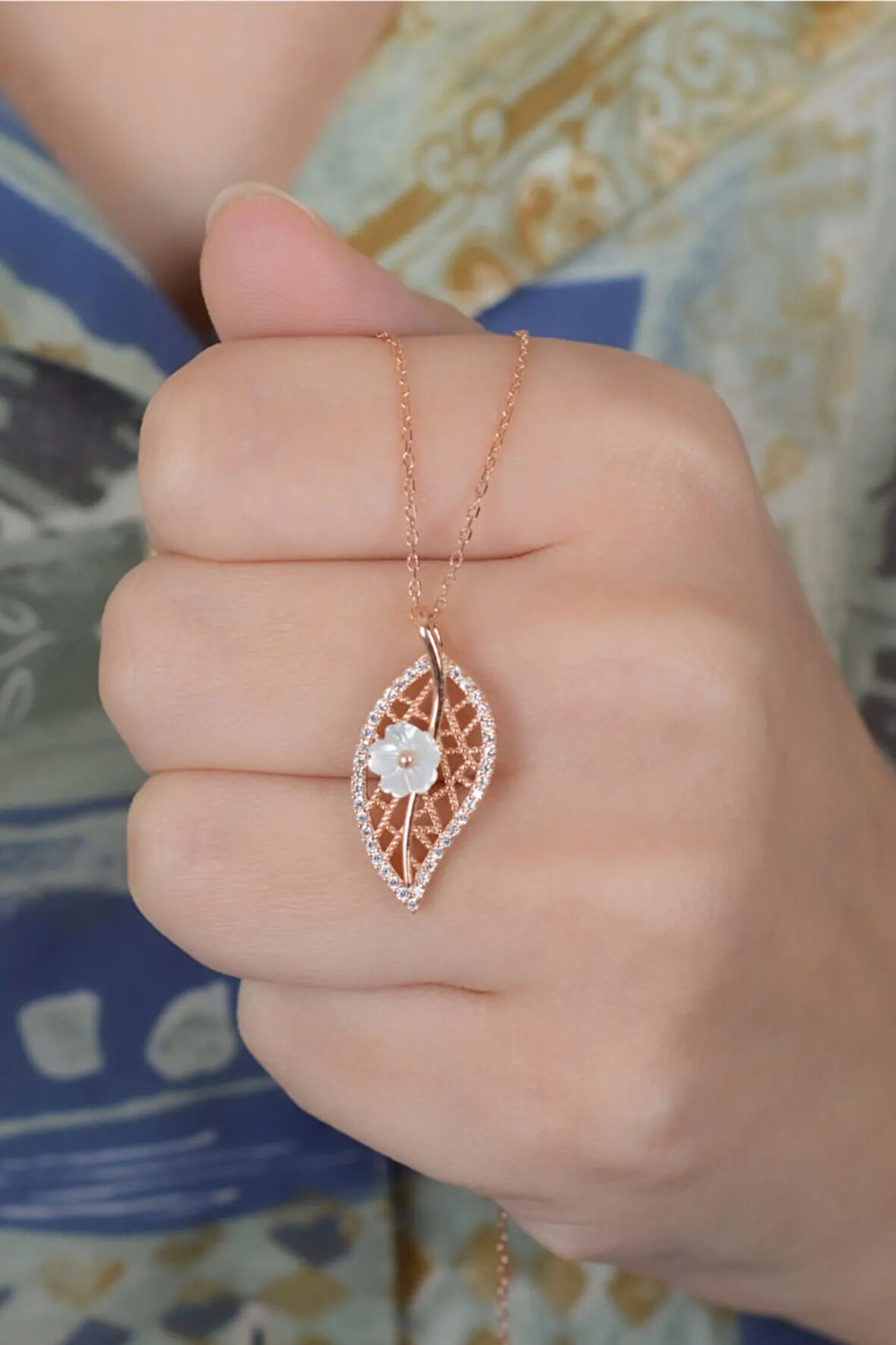 925 Ayar Gümüş Rose Zirkon Taşlı Sedef Detaylı Yaprak Kolye