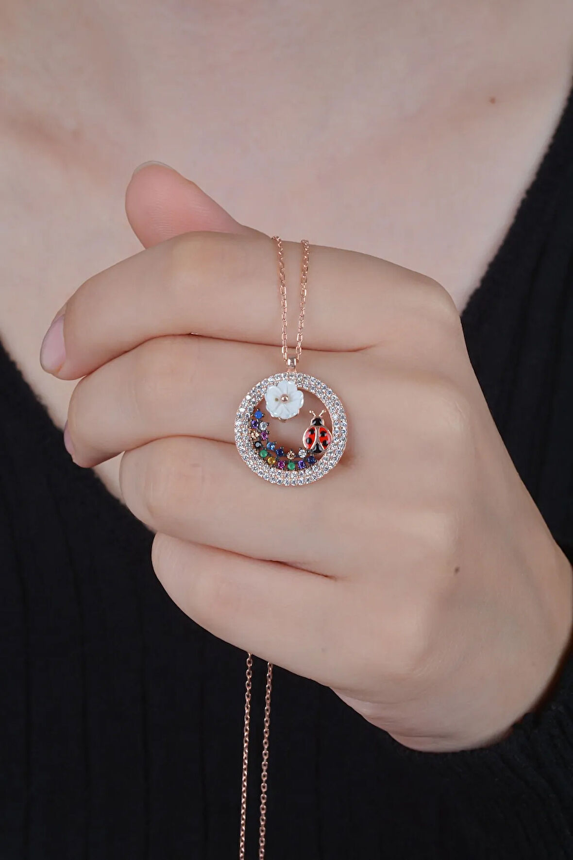 925 Ayar Gümüş Yuvarlak Model Uğur Böcekli Ve Sedef Taşlı Kolye