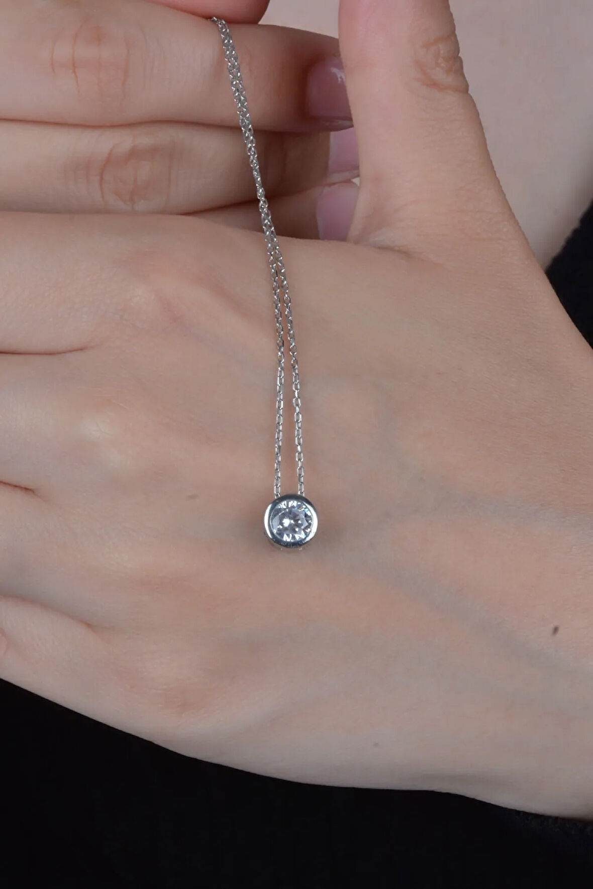 Gümüş Yuvarlak Pırlanta Model Minimal Zirkon Taşlı Kadın Kolye