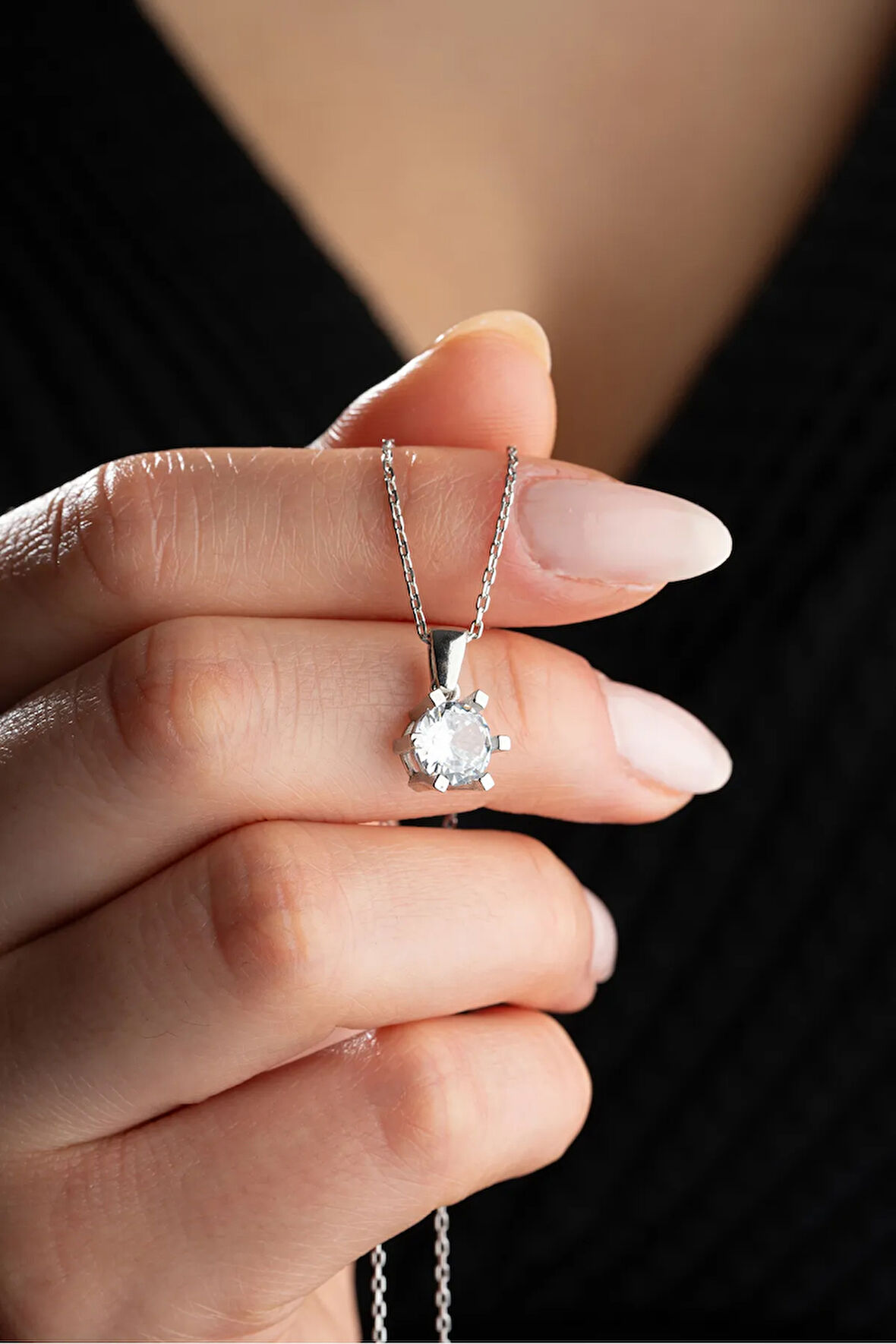 925 Ayar Gümüş Rodyum Kaplama Tek Taş Altı Tırnaklı Kolye