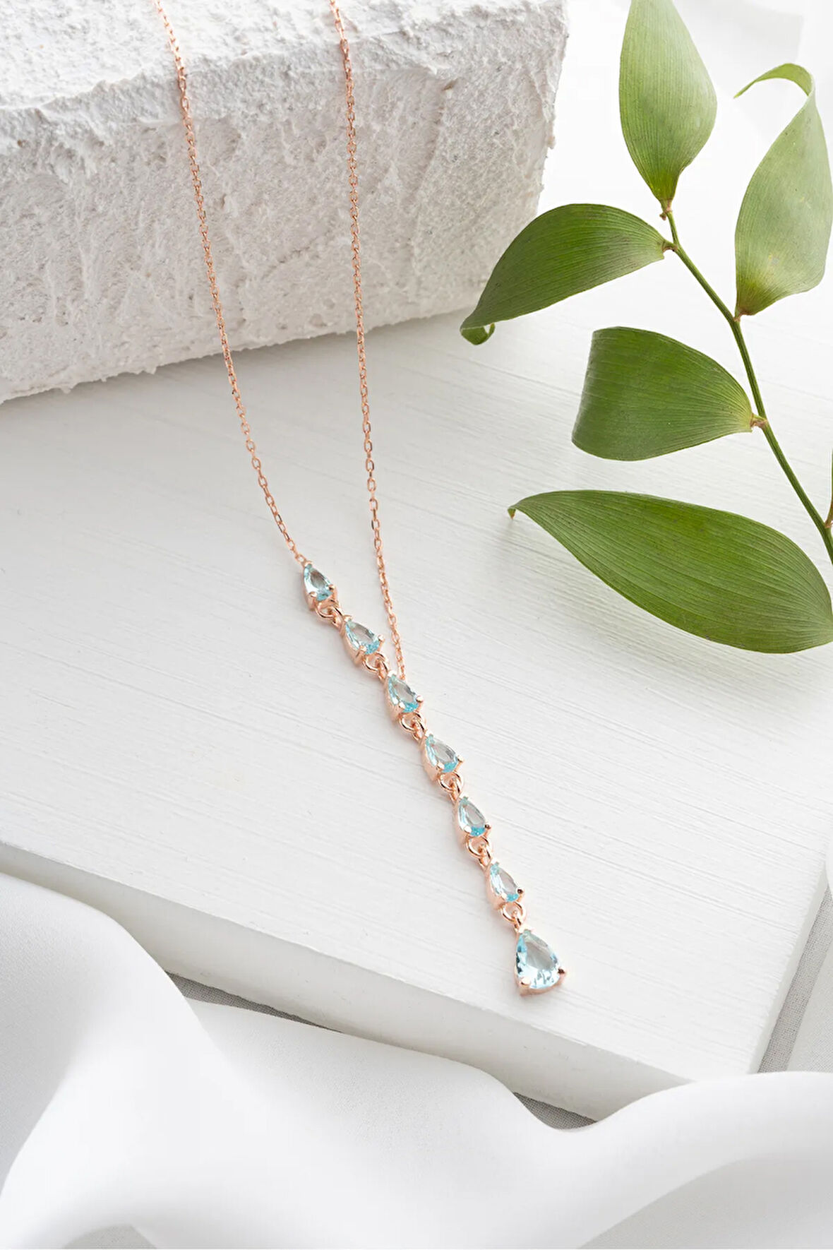 925 Ayar Gümüş Rose Kaplama Aquamarine Sıralı Damla Taşlı Kolye