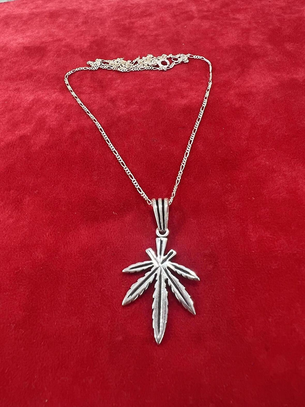 Yaprak Modeli Desenli Gümüş Kolye