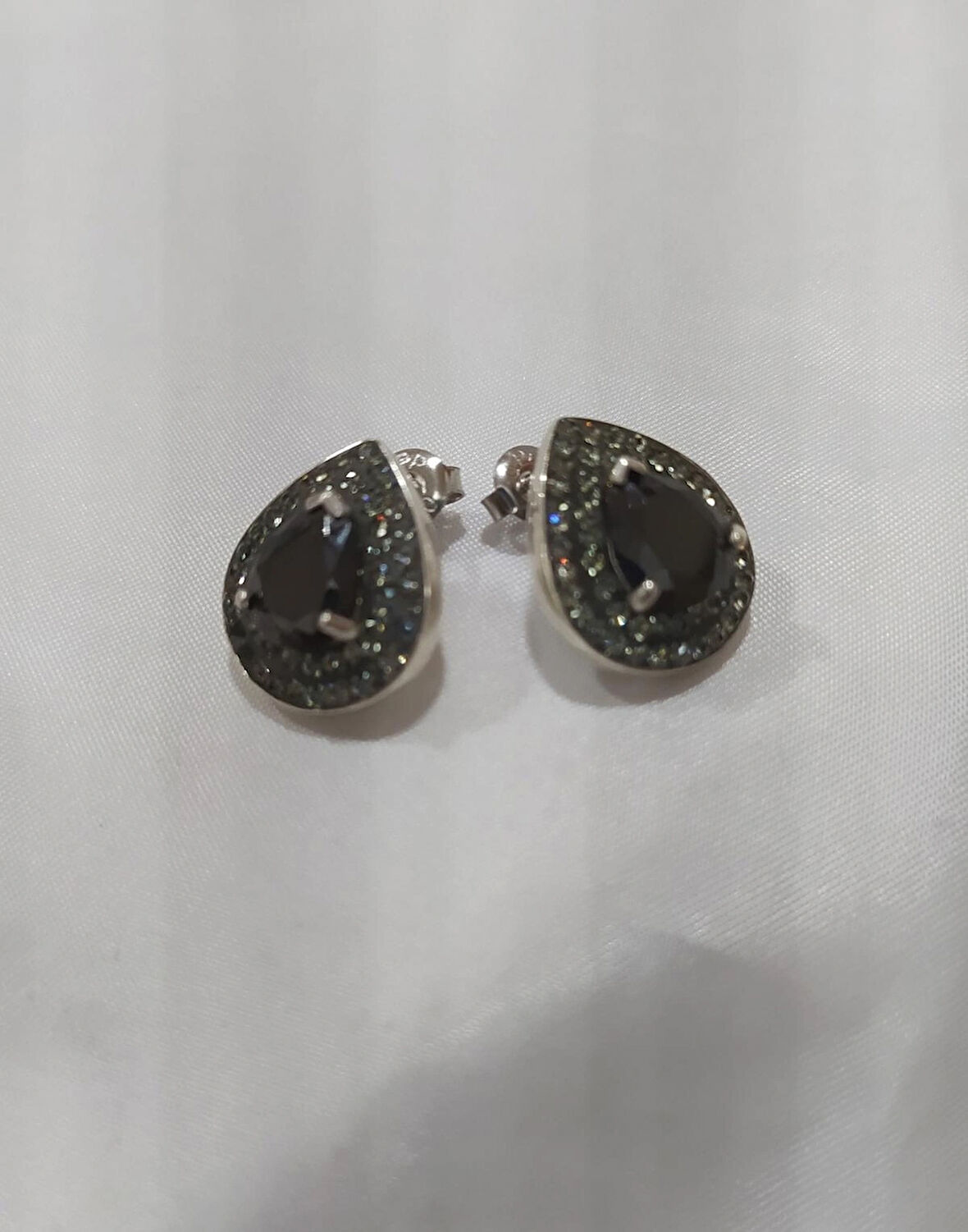 Damla Modeli Siyah Taşlı Gümüş Kadın Küpe