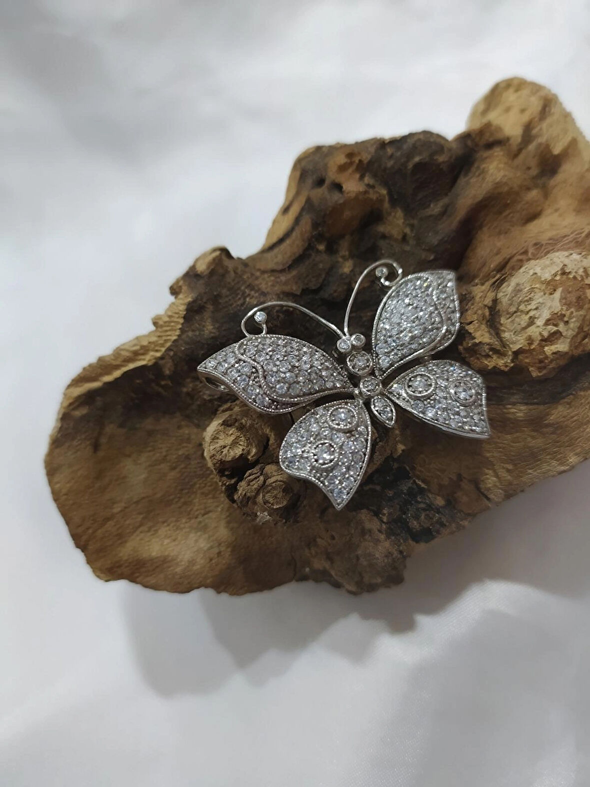 Kelebek Modeli Beyaz Taşlı Yaka Broşu Gümüş Kadın Broş
