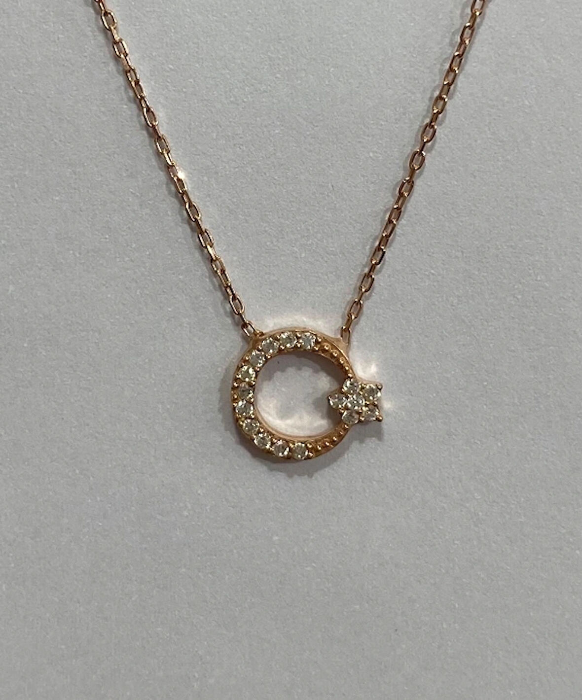 Bayraklı Beyaz Taşlı Gümüş Şans Kolyesi