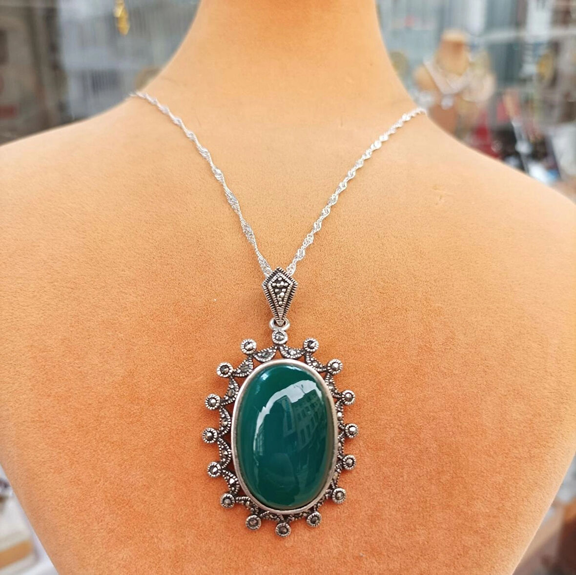 Oyma Modeli Markazit Ve Yeşil Taşlı Gümüş Kolye
