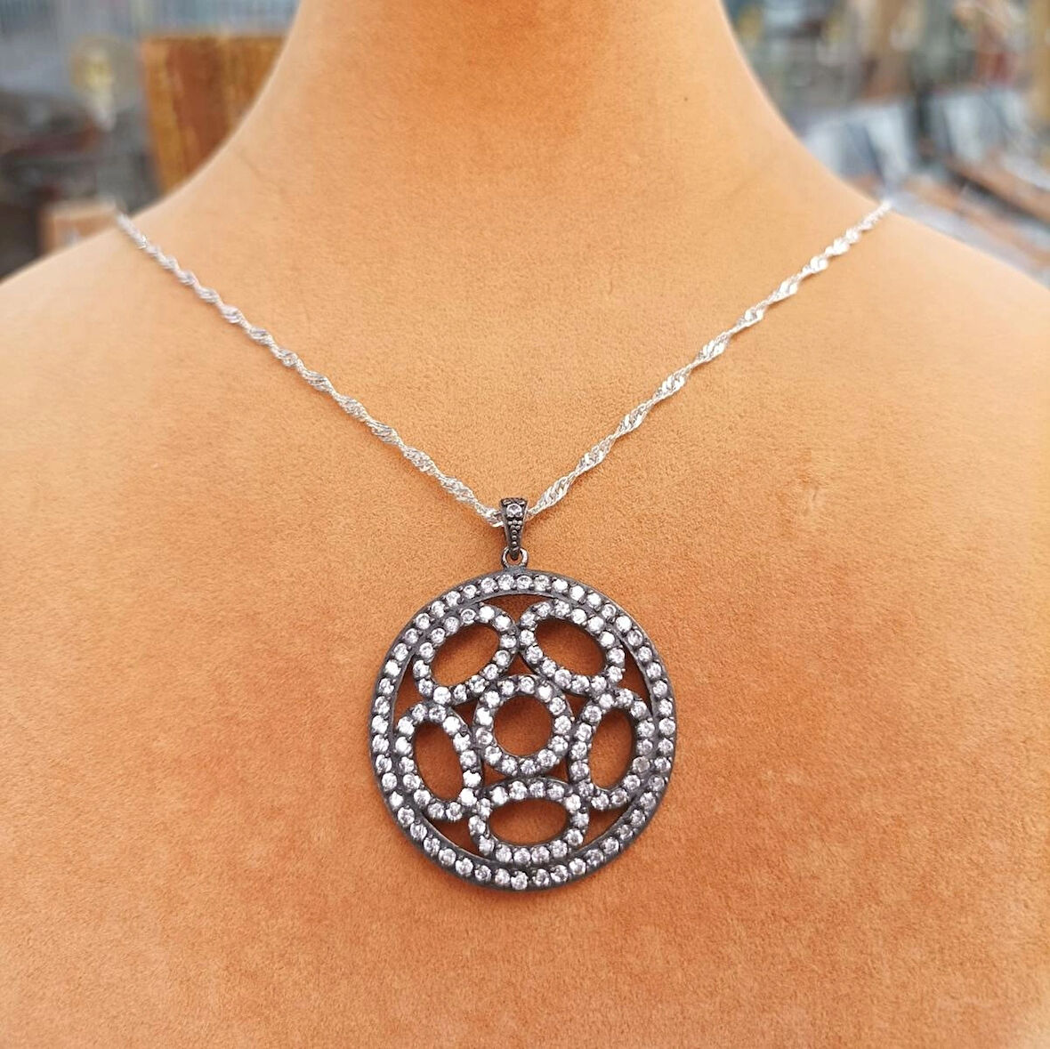Oyma Tasarımlı Taşlı Gümüş Kolye