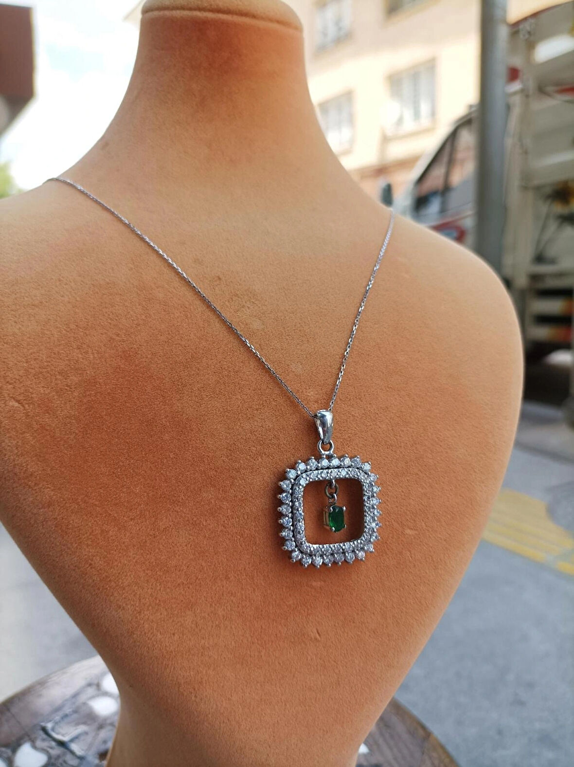 Dikdörtgen Yeşil Taşlı Gümüş Kolye