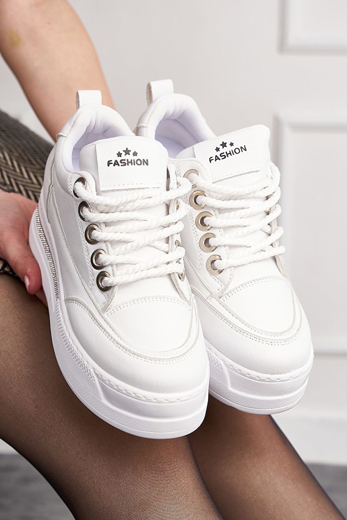 Günlük Kadın Sneaker Gizli Kalın Topuklu  Taş Detaylı  Oval Burun Bağcıklı Spor Ayakkabı F70 