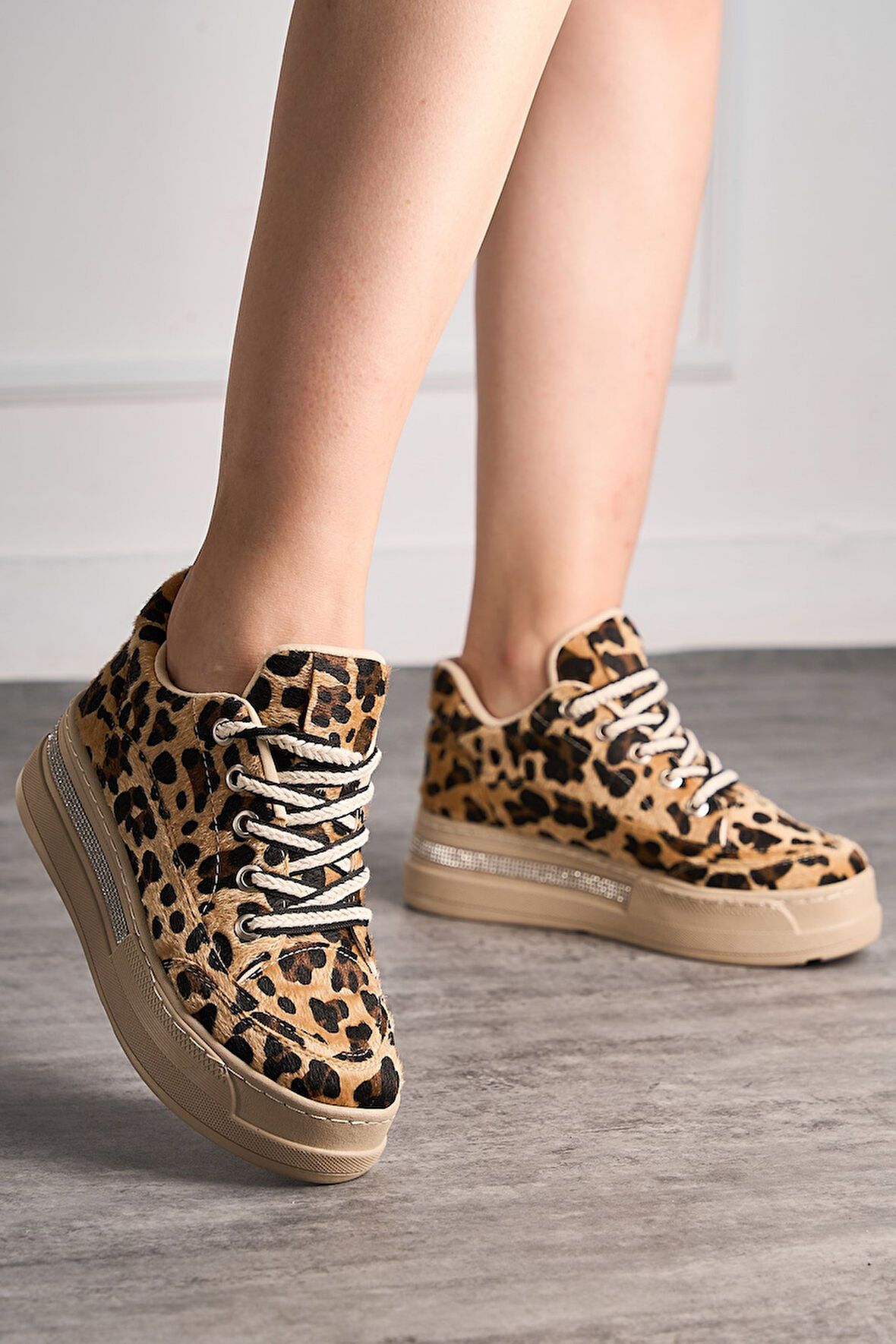 Günlük Kadın Sneaker Gizli Kalın Topuklu  Taş Detaylı  Oval Burun Bağcıklı Spor Ayakkabı F70 