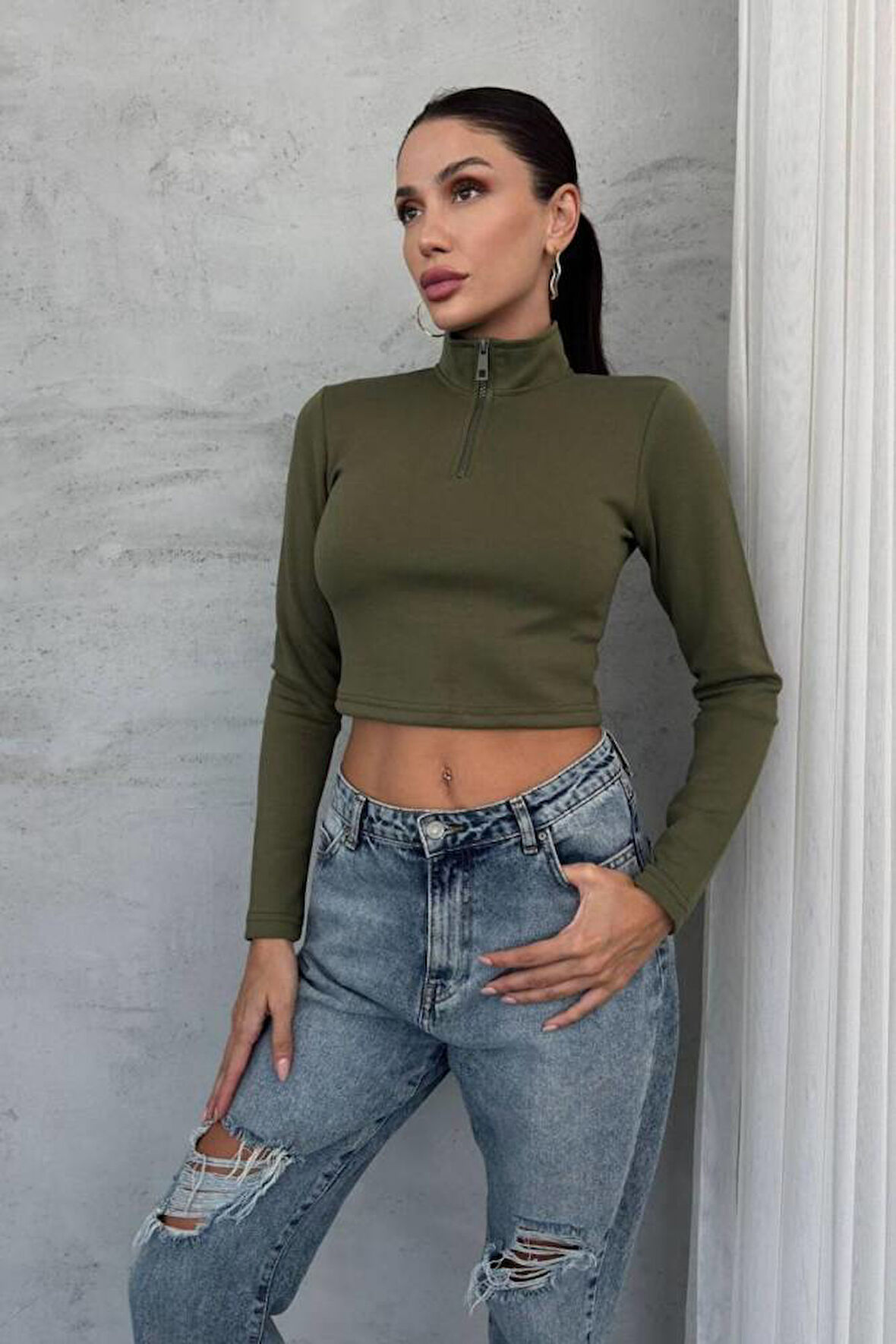 DİK YAKA YARIM FERMUARLI UZUN KOLLU CROP BLUZ