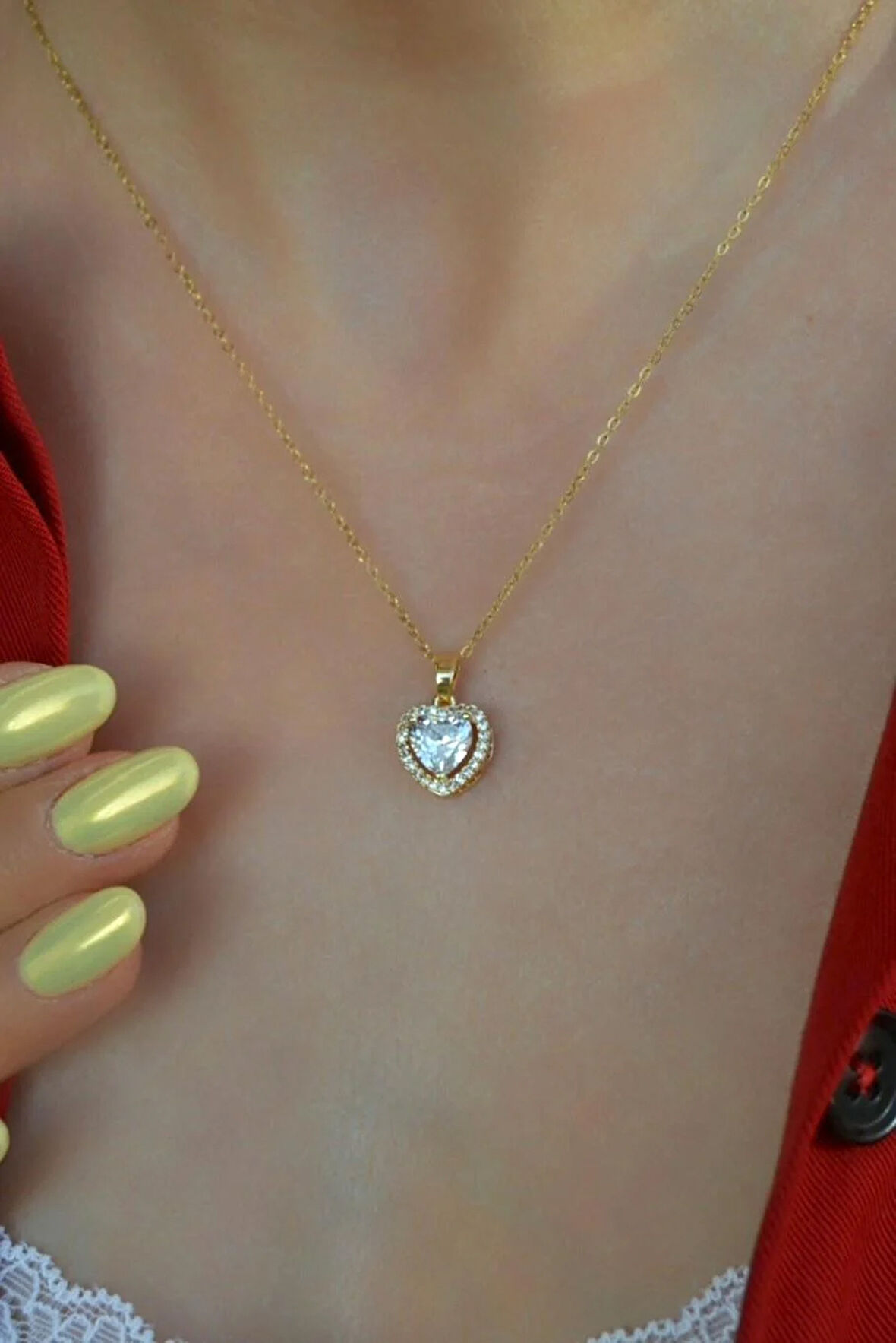 Kalp Taşlı Kalpli Kolye – Işıltılı Gümüş Renk Zincirli Tasarım