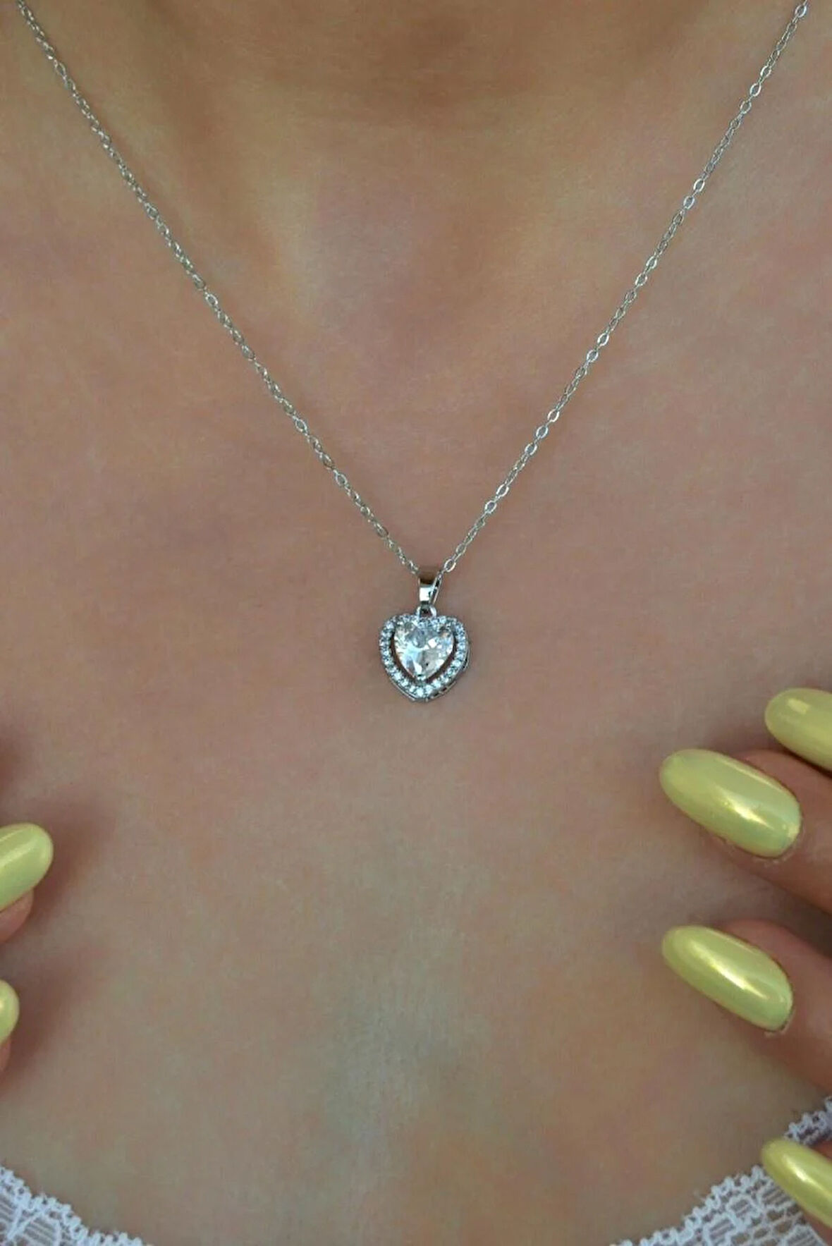 Kalp Taşlı Kalpli Kolye – Işıltılı Gümüş Renk Zincirli Tasarım