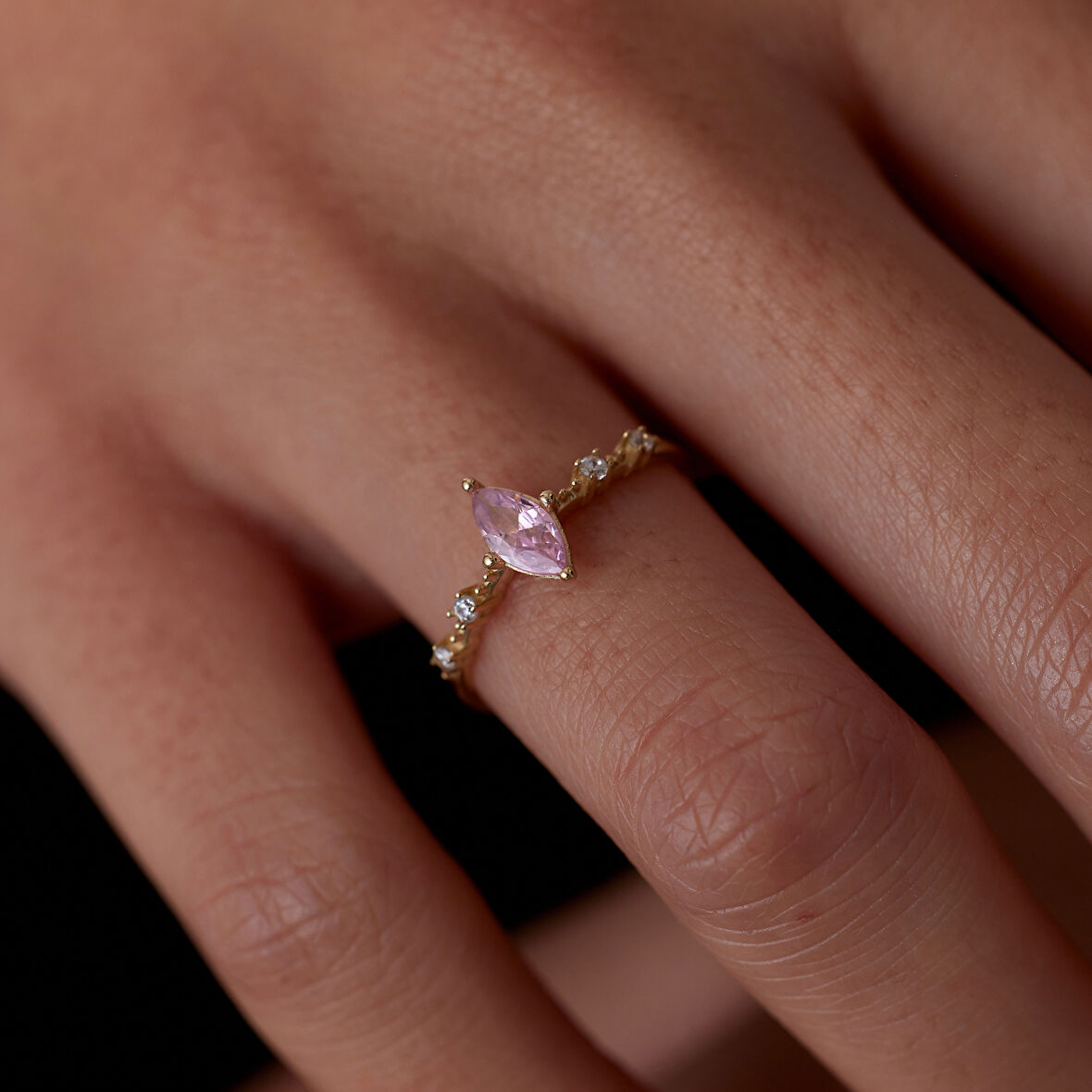 14 Ayar Altın Pembe Mekik Taşlı Şık Günlük Kadın Yüzük