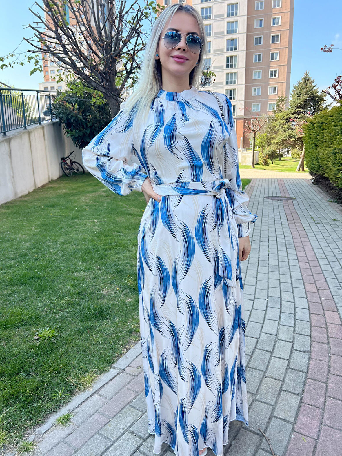 Desenli Krem Saten Elbise Tesetür Uyumlu Astarlı Saten Elbise 