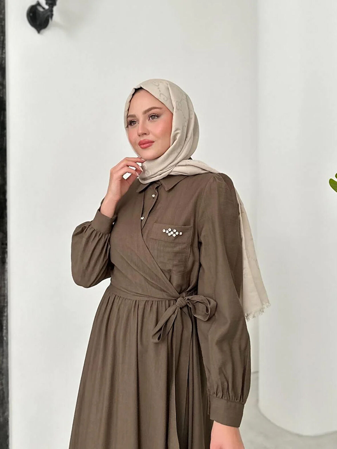 Çilek Kumaş Yandan Bağlamalı Taş İşleme Detaylı Elbise Tesettür Uyumlu Bağlamalı Elbise