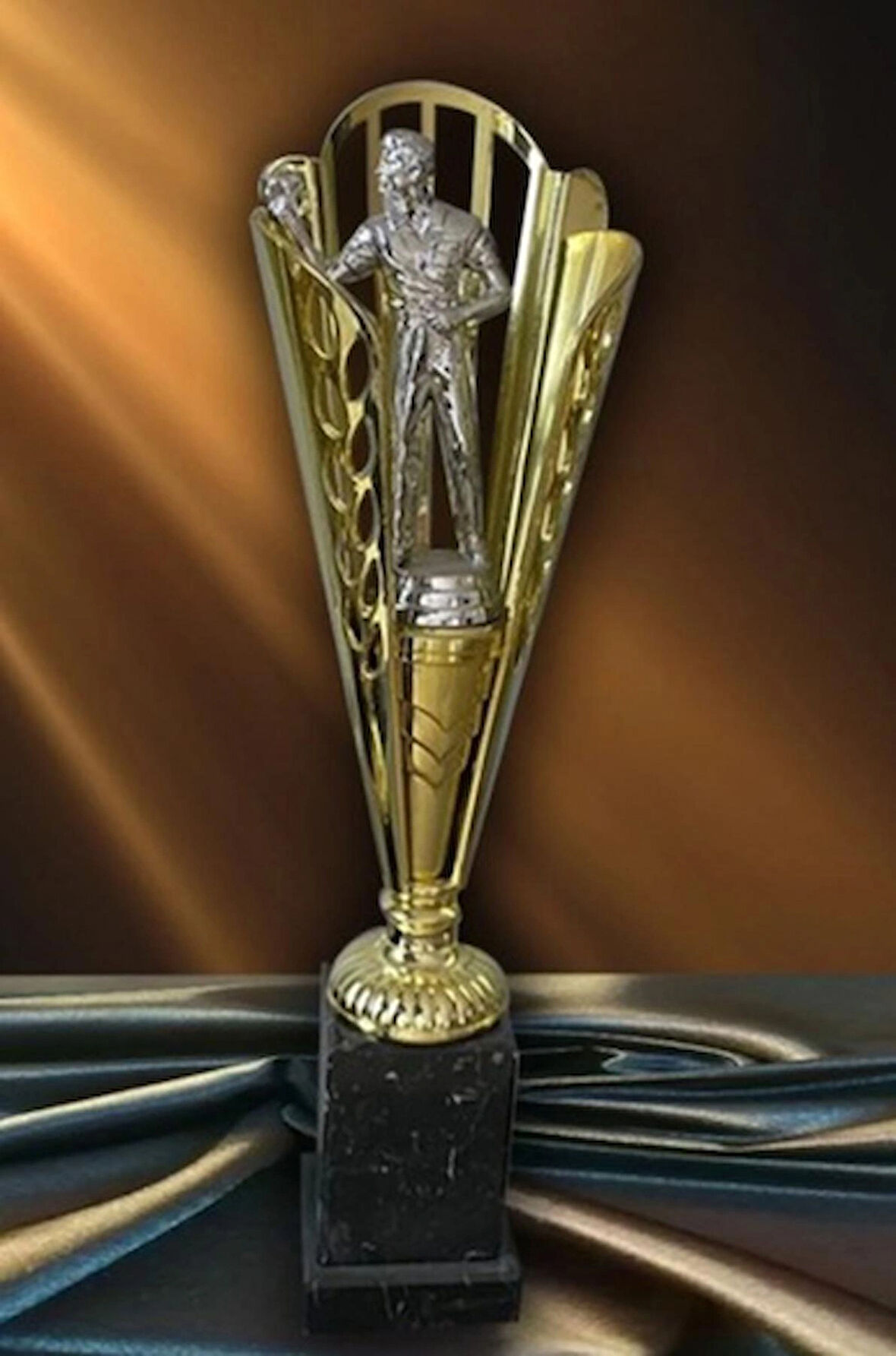 AYYILDIZ BAYRAKÇILIK Ödül Kupası Fg015 32cm. Sarı Metal Dart Figürlü