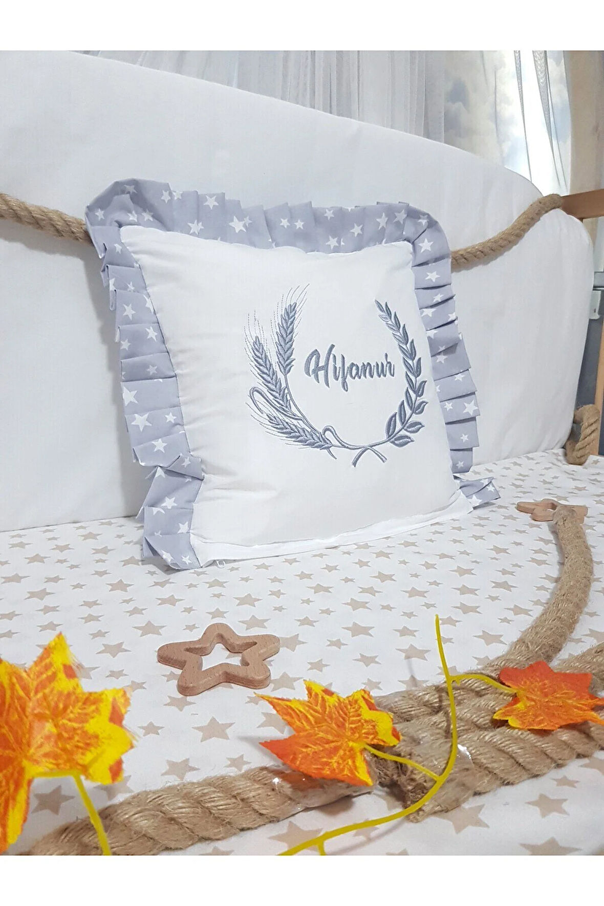 Fırfırlı Kırlent Bebek İsimli 40x40 Cm Nakışlı Takı Yastığı İçi Dolgulu