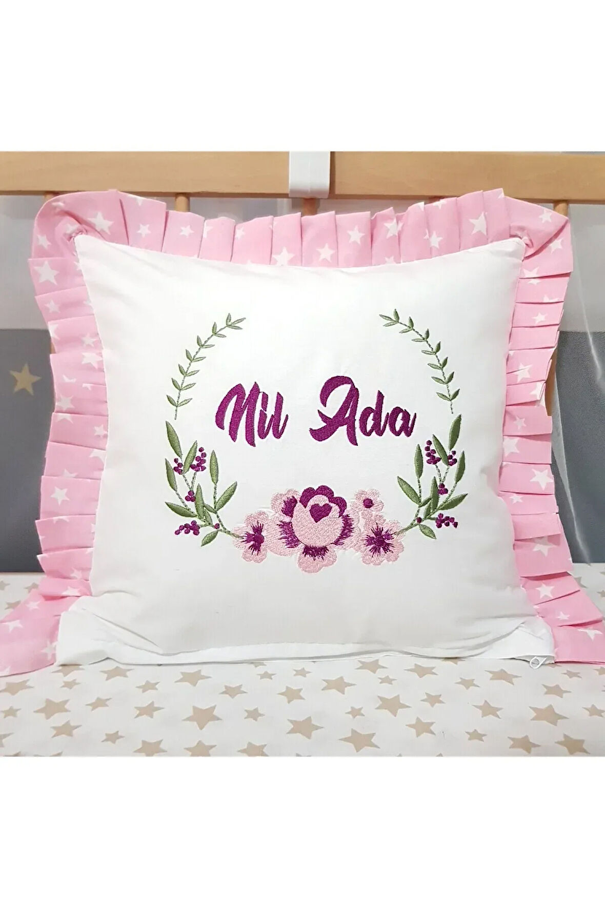 Fırfırlı Kırlent Bebek İsimli 40x40 Cm Nakışlı Takı Yastığı İçi Dolgulu