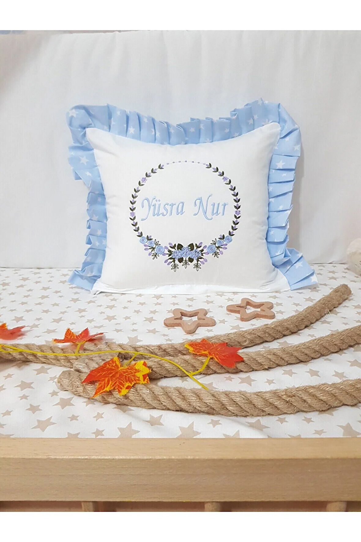 Fırfırlı Kırlent Bebek İsimli 40x40 cm Nakışlı Takı Yastığı İçi Dolgulu C18