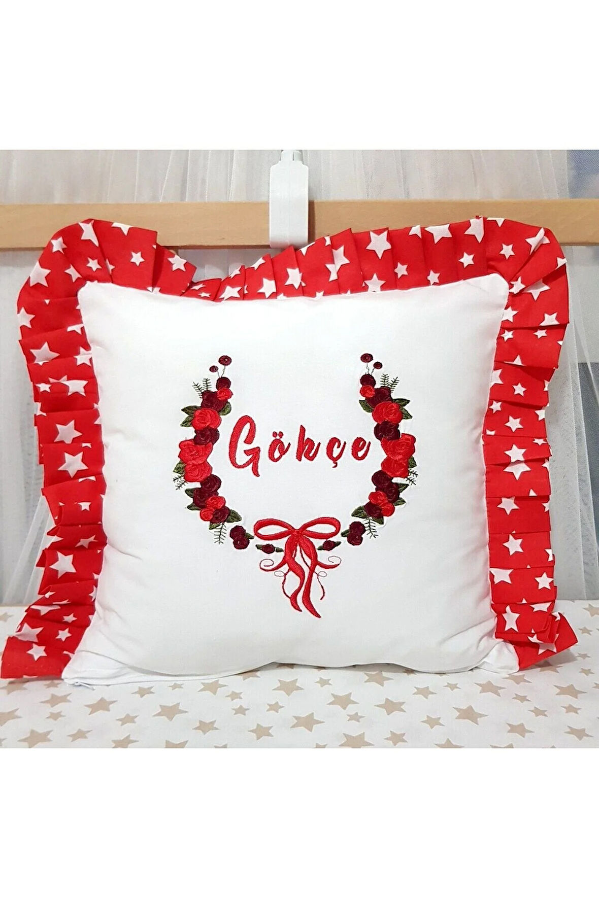 Fırfırlı Kırlent Bebek İsimli 40x40 Cm Nakışlı Takı Yastığı İçi Dolgulu