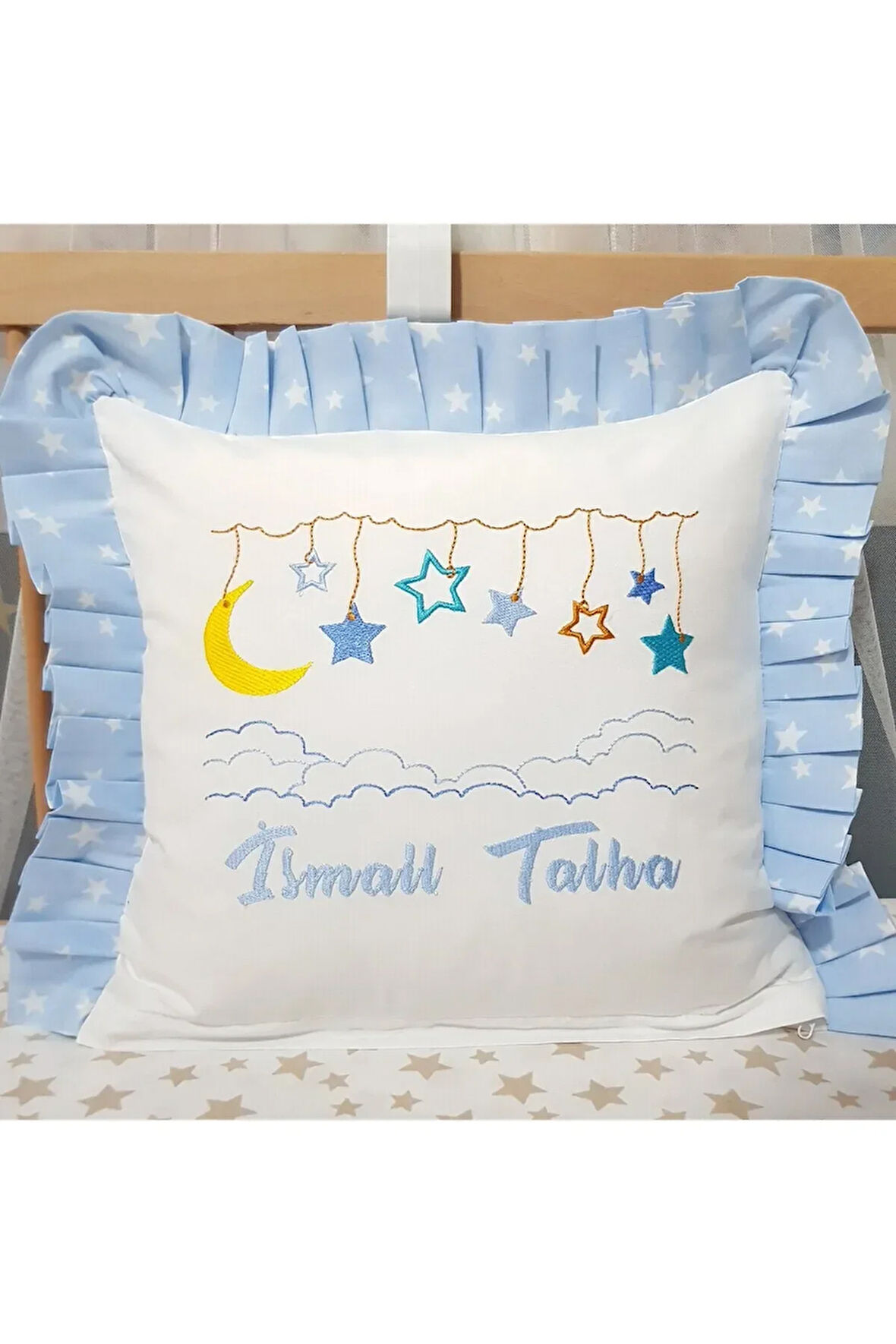 Fırfırlı Kırlent Bebek İsimli 40x40 Cm Nakışlı Takı Yastığı İçi Dolgulu