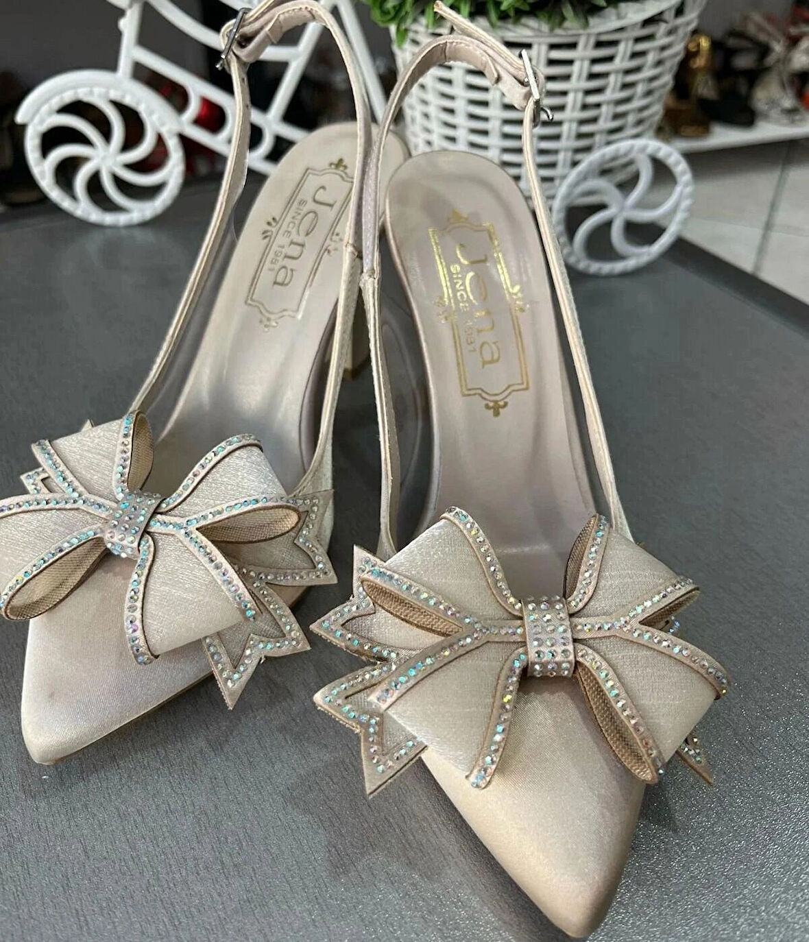 FİYONK DETAYLI EN MODA ÇOK ŞIK KADIN AYAKKABI 6 CM TOPUKBOYU SATEN DOKU HER ZAMANIN MODELİ KONFOR