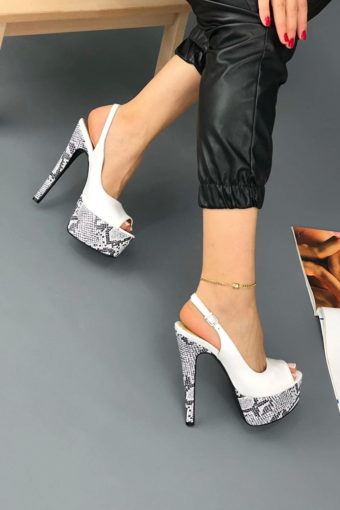 Stil Modern Kadın Yüksek İnce Topuklu Ayakkabı Beyaz Rugan Özel Tasarım Gündüz Gece Abiye Ayakkabı