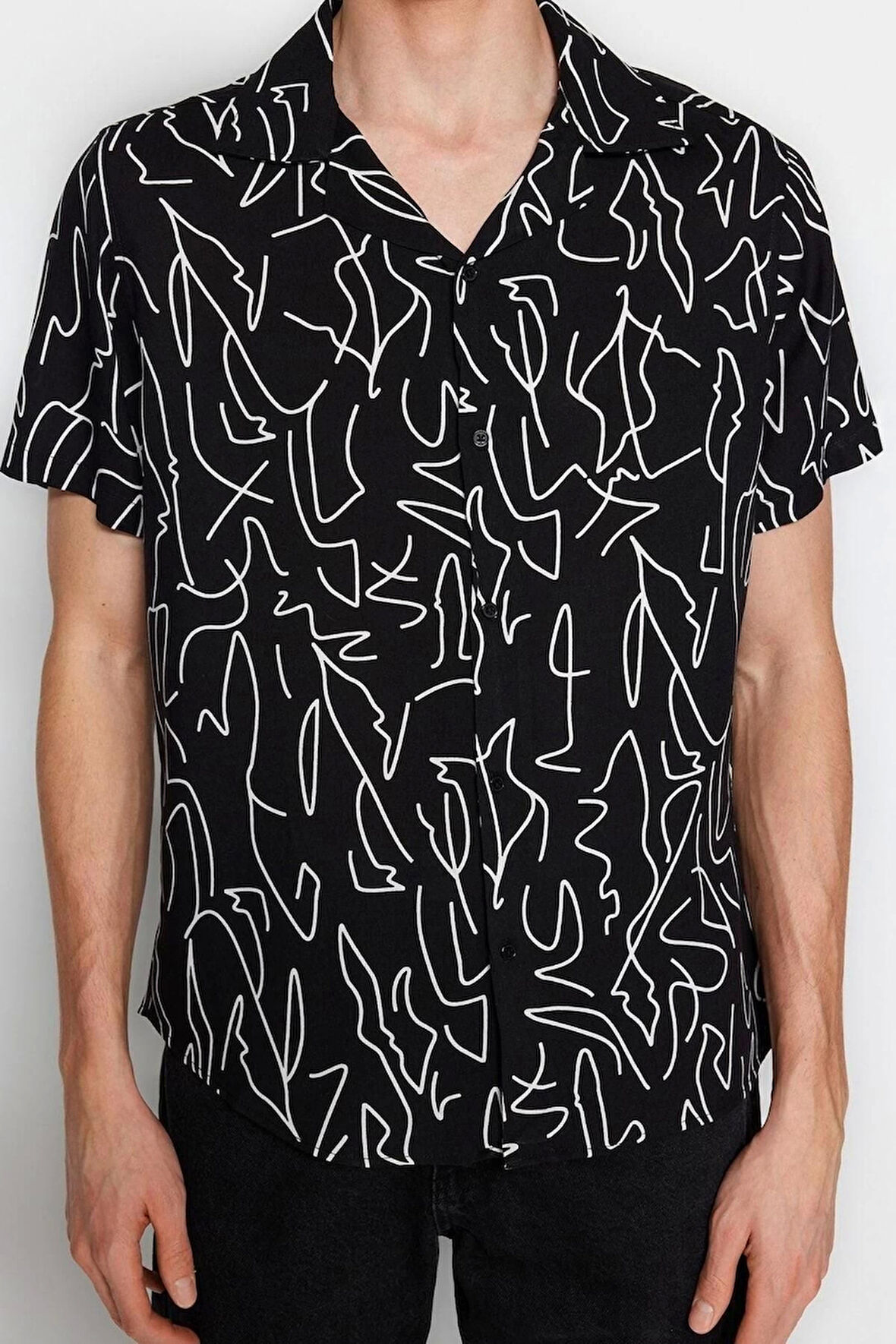 Erkek Moda Kısa Kol Dokuma Siyah Regular Fit Apaş Yaka Kısa Kol Dökümlü Geometrik Yazlık Gömlek