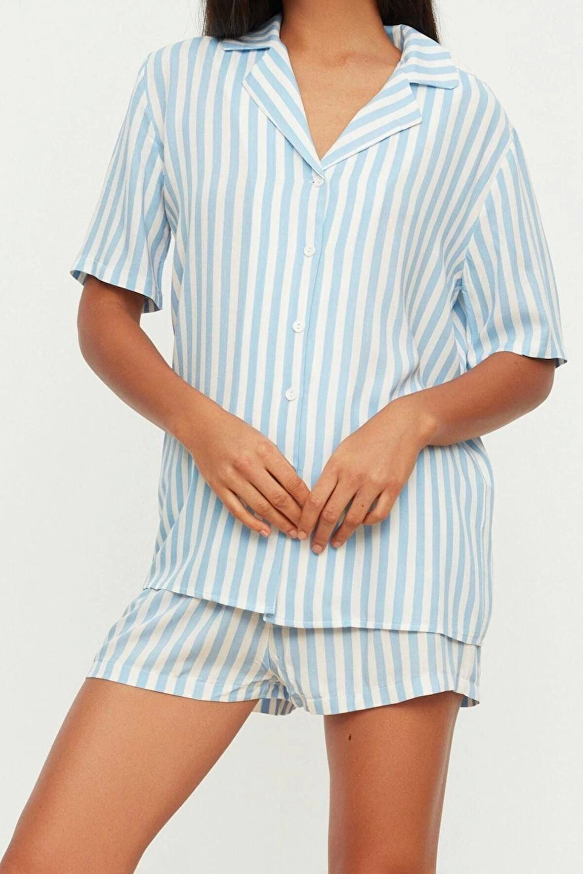 Kadın Viskon Gömlek Yaka Kısa Kol Çizgili Viskon Üstü Geniş Kalıp Gömlek-Şort Dokuma Pijama Takımı