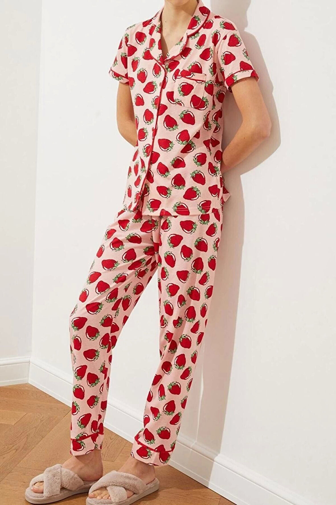 Kadın Pamuk Polyester Gömlek Yaka Kısa Kol Biye Detaylı Çilek Desenli Örme Pijama Takımı