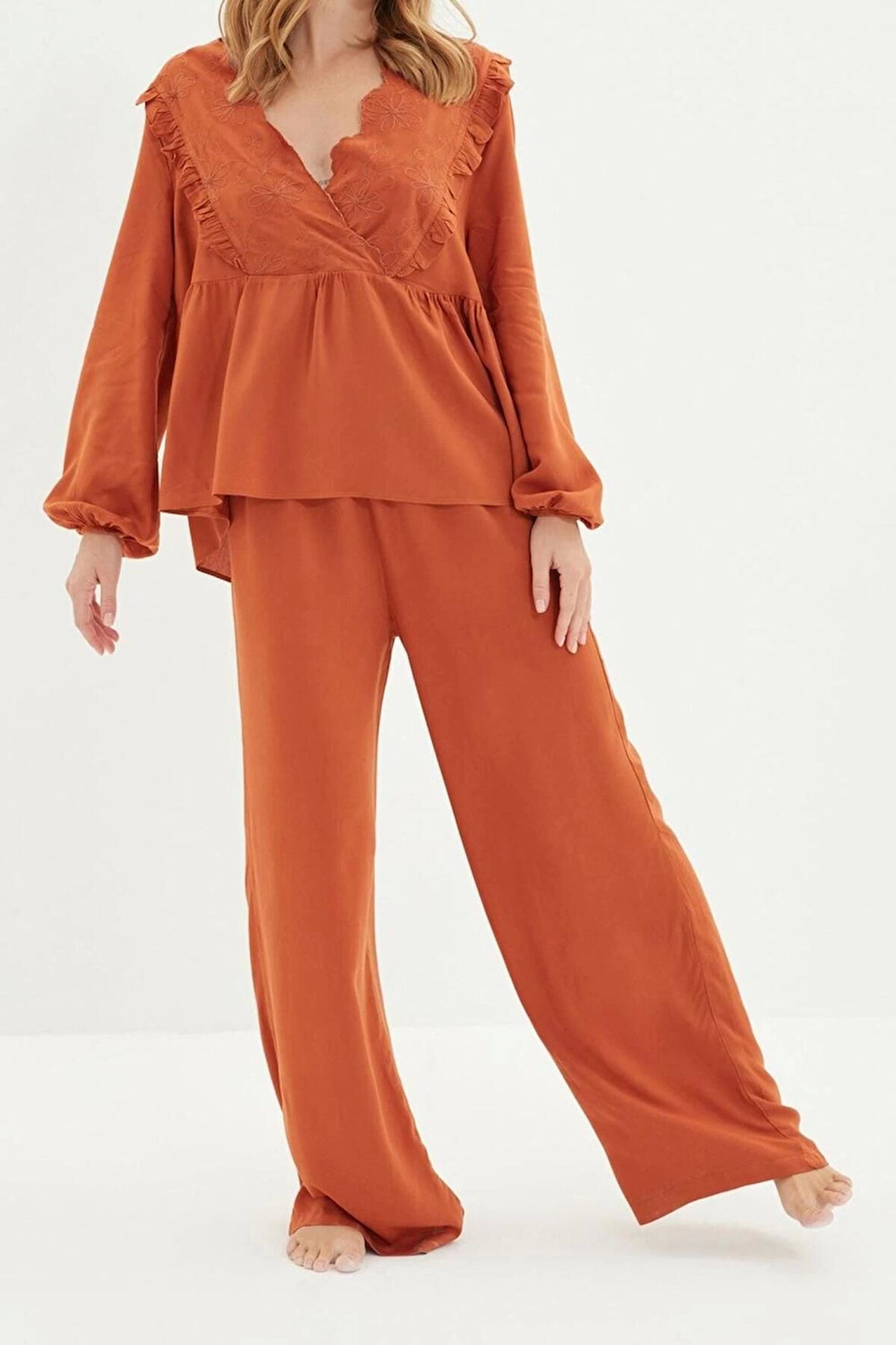 Kadın Moda Şık V Yaka Geniş Paça Uzun Kol Çiçek Nakışlı Fırfırlı Viskon Dokuma Pijama Takımı