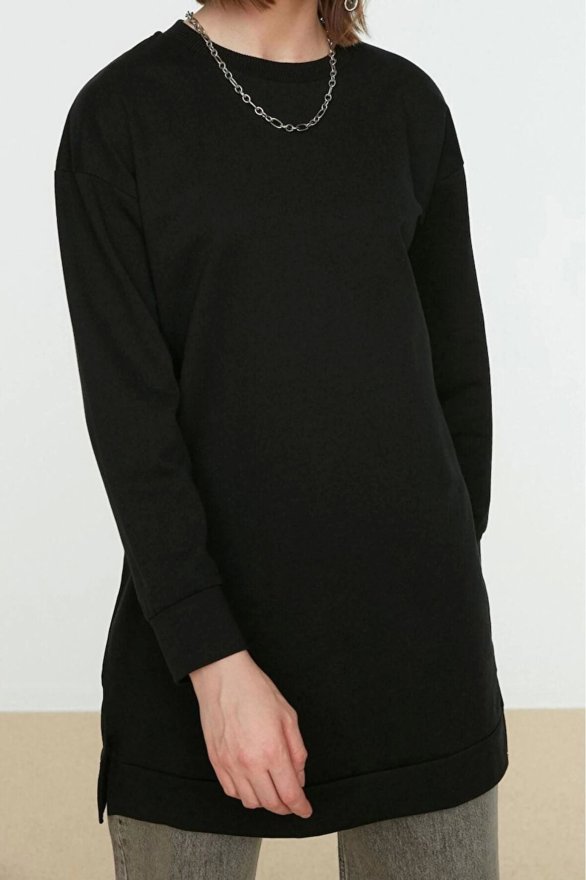 Kadın Tesettür Moda Şık Relaxed Bisiklet Yaka Düşük Kol Uzun Yırtmaç Detaylı Basic Örme Sweatshirt