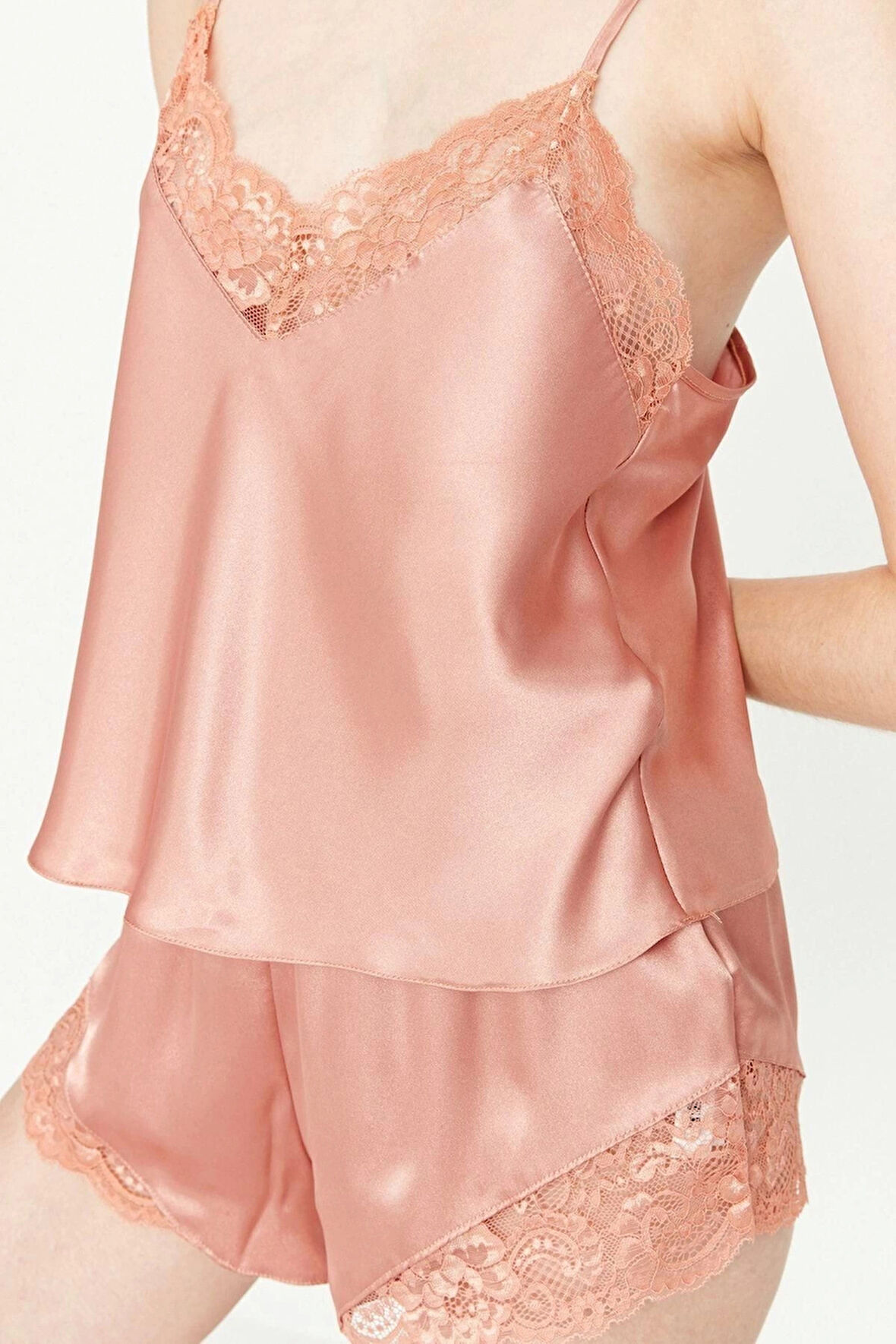 Kadın Polyester V Yaka Askılı Kol Dantel Detaylı İp Askılı Saten Dokuma Pijama Takımı