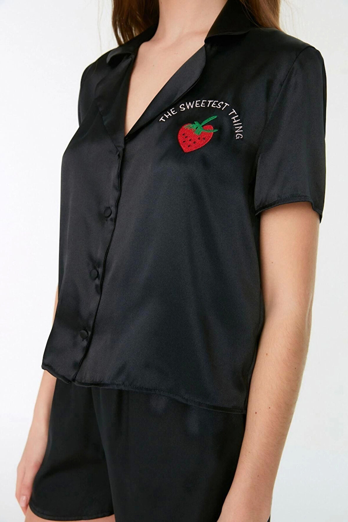 Kadın Polyester Ceket Yaka Kısa Kol Nakışlı Saten Gömlek-Şort Dokuma Pijama Takımı