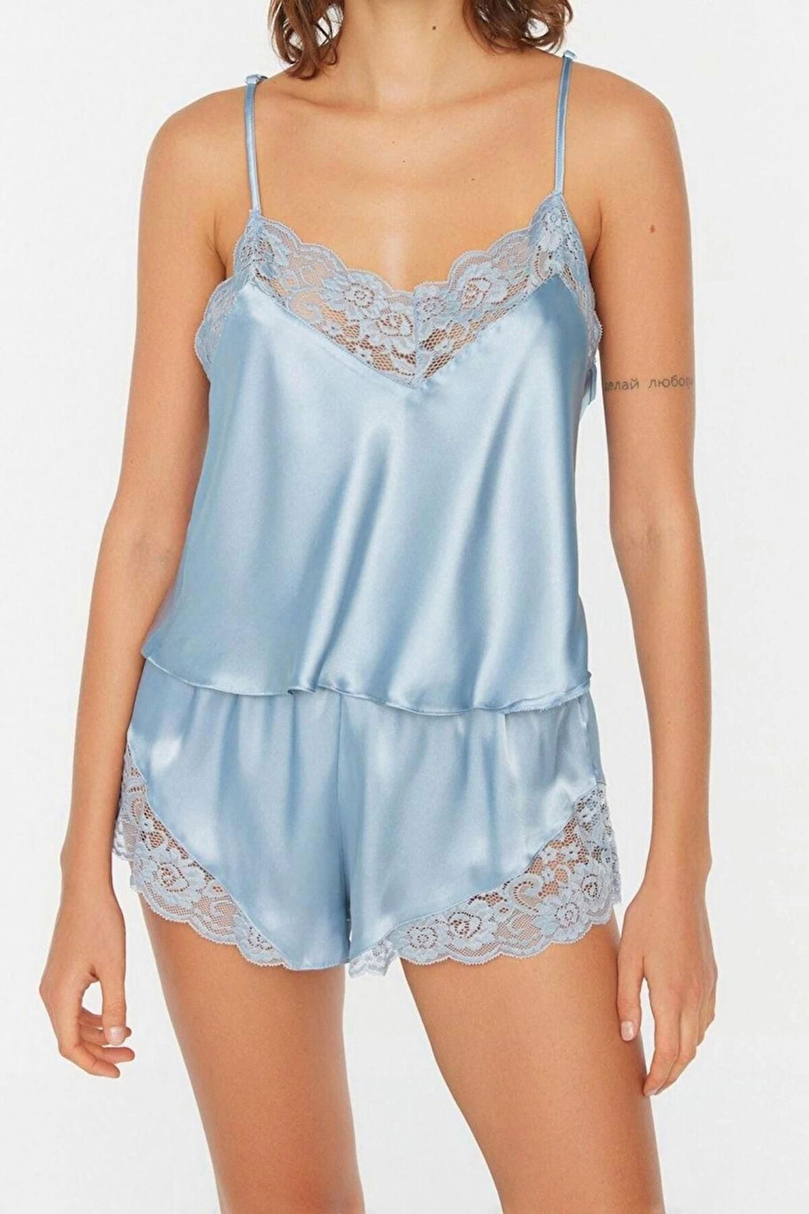 Kadın Moda Şık V Yaka Boru Paça Askılı Kol Dantel Detaylı İp Saten Dokuma Pijama Takımı