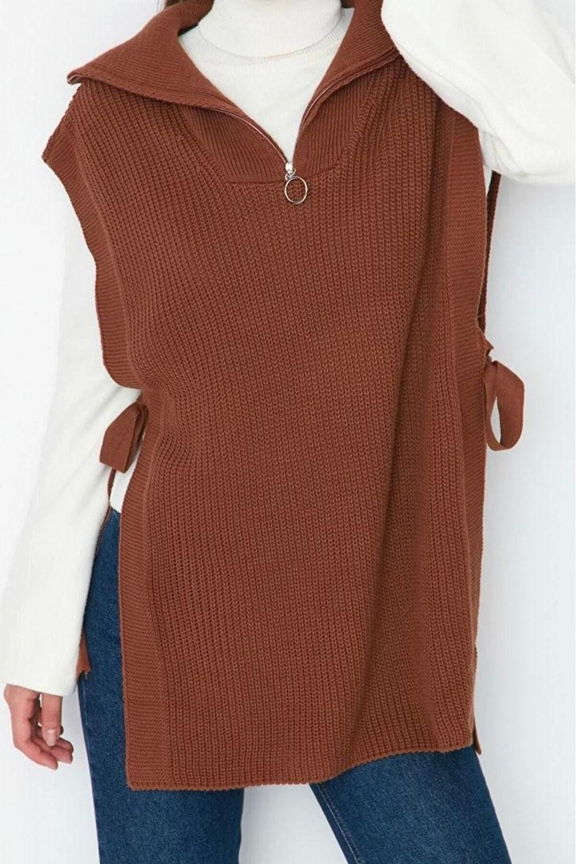 Kadın Tesettür Moda Midi Dik Yaka Uzun Kol Düz Fermuarlı Yaka Yanları Bağlama Detaylı Triko Süveter
