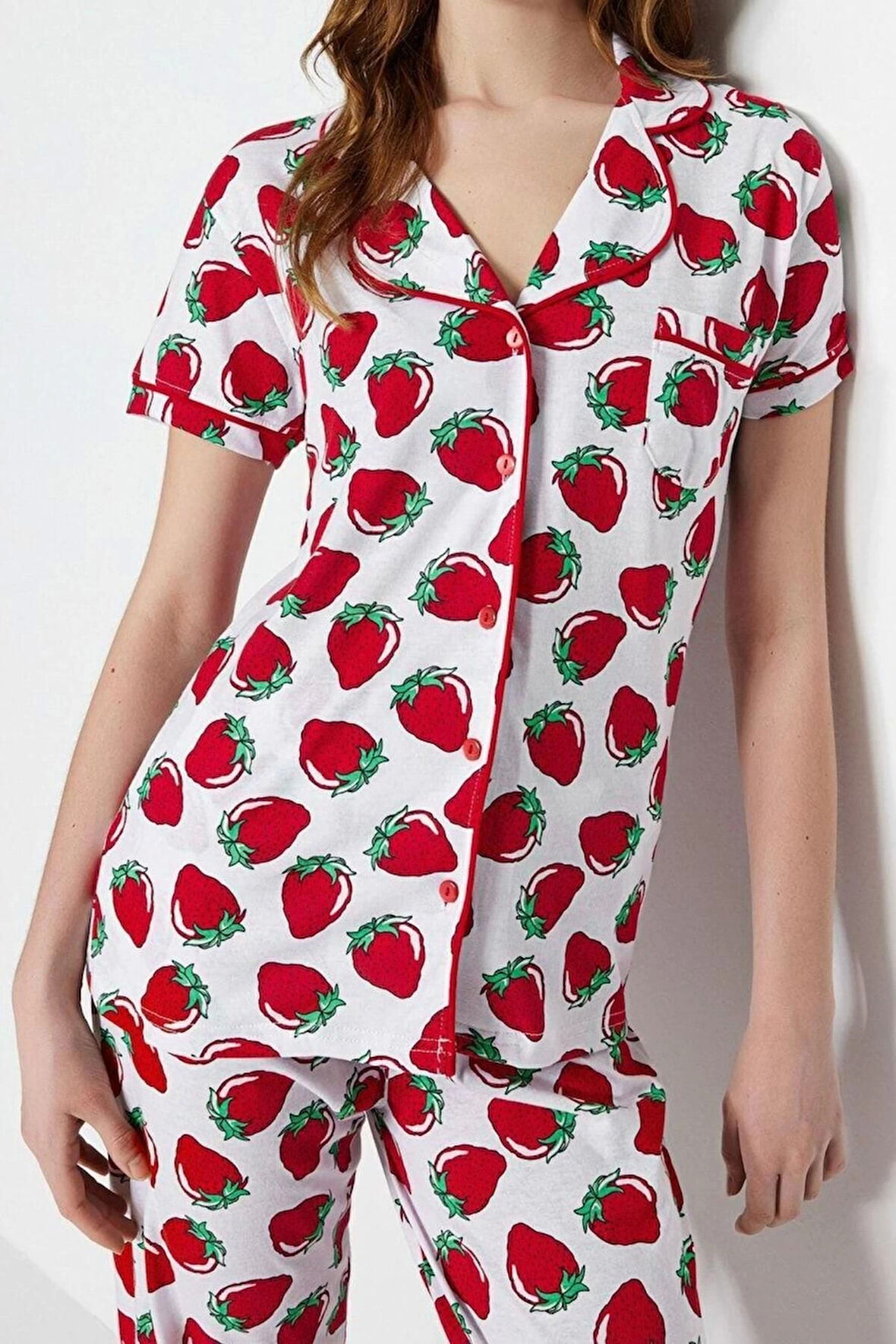 Kadın Pamuk Polyester Gömlek Yaka Kısa Kol Biye Detaylı Çilek Desenli Örme Pijama Takımı