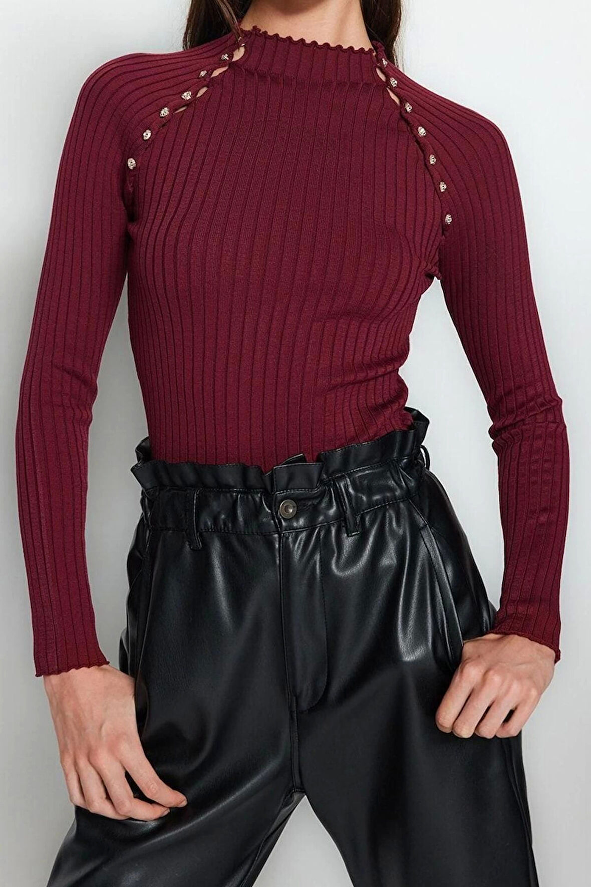 Kadın Moda Şık Dik Yaka Standart Kol Regular Pencere Cut Out Aksesuar Detaylı Triko Kazak
