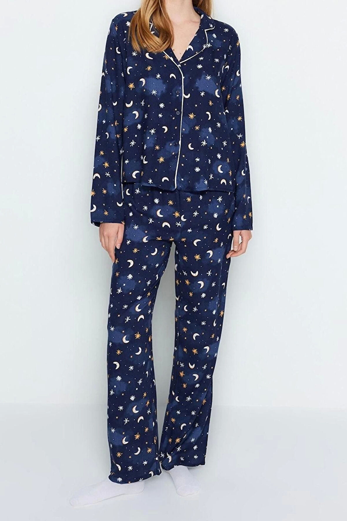 Kadın Moda Şık Gömlek Yaka Boru Paça Uzun Kol Galaksi Desenli Biyeli Viskon Dokuma Pijama Takımı